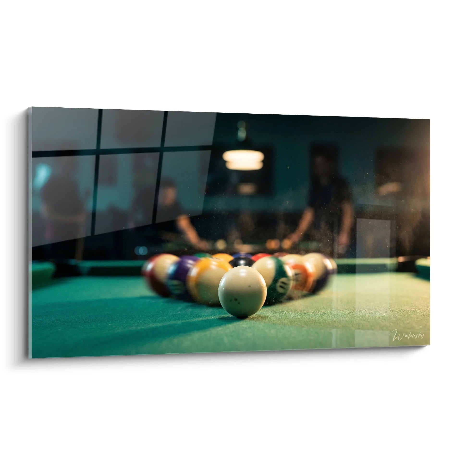 Tableau billard américain avec boule blanche au premier plan et boules colorées sur tapis vert
