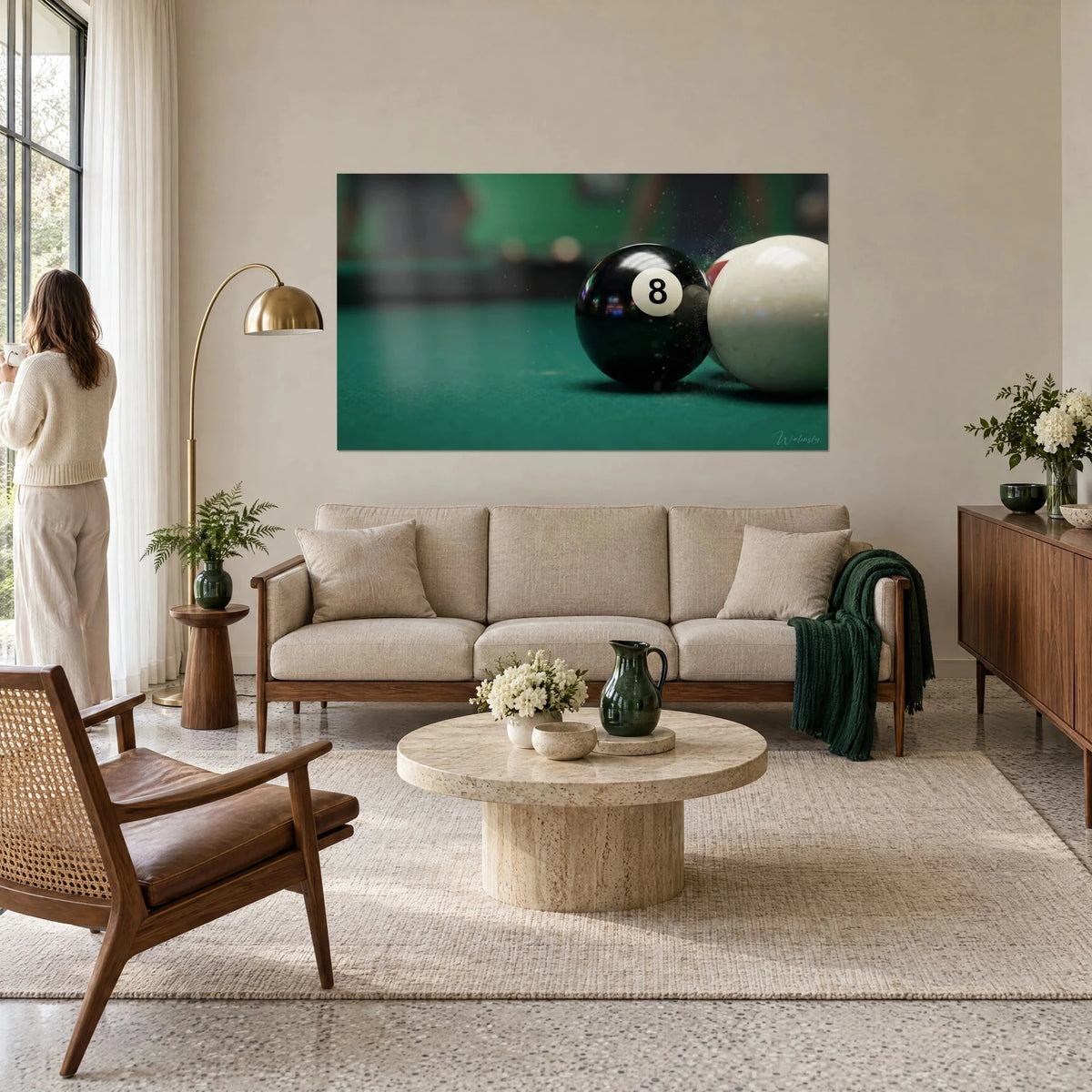 Cuadro bola negra número 8 frente a una bola blanca, fieltro verde y reflejos, encima de un sofá en un salón luminoso
