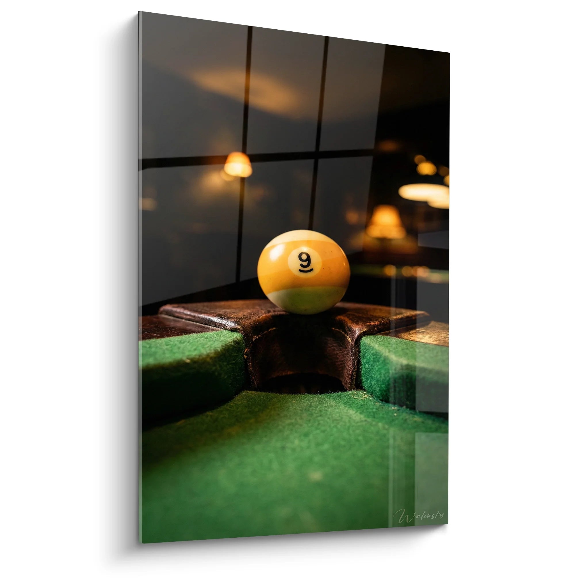 Tableau billard boule 9 orange positionnée sur corner pocket vert avec éclairage ambré