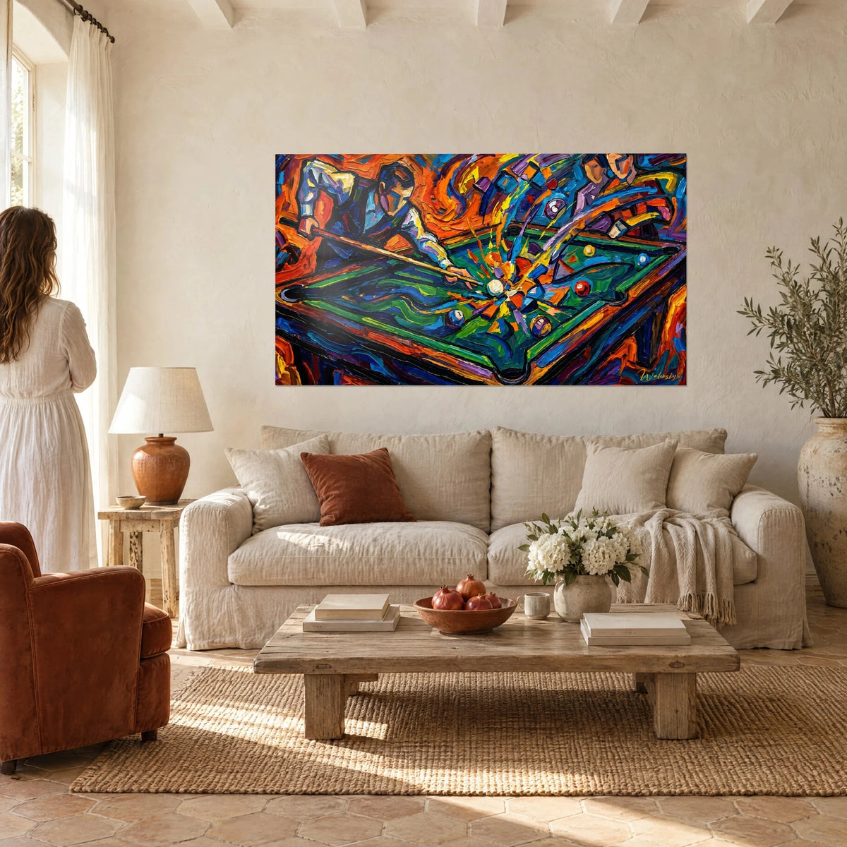 Gemälde eines Billardspielers, über den grünen Tuchtisch gebeugt, Queue in der Hand, orangefarbene und blaue Wirbel, über einem Sofa in einem hellen Wohnzimmer