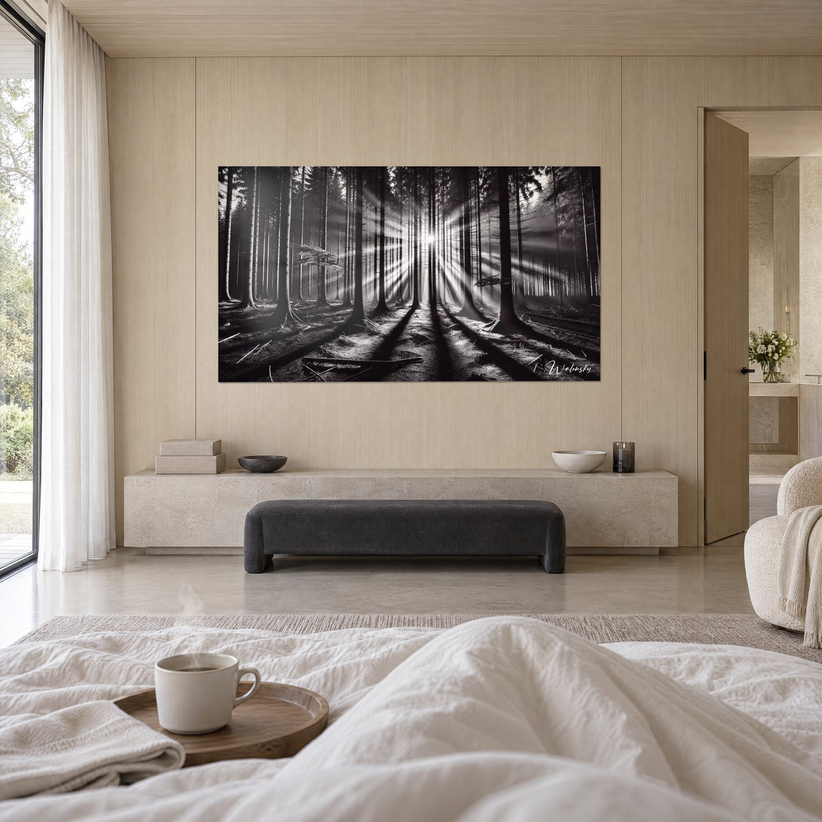 Quadro radura di conifere, sole bianco abbagliante dietro tronchi neri, lino beige, sopra un letto in una camera luminosa