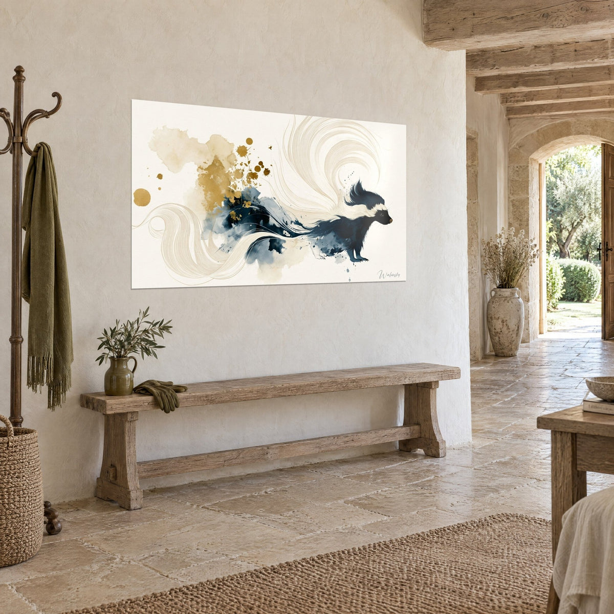 Tableau mouffette à l'encre bleu nuit, longue queue en volutes ivoire et taches d'or, mur en pierre de campagne