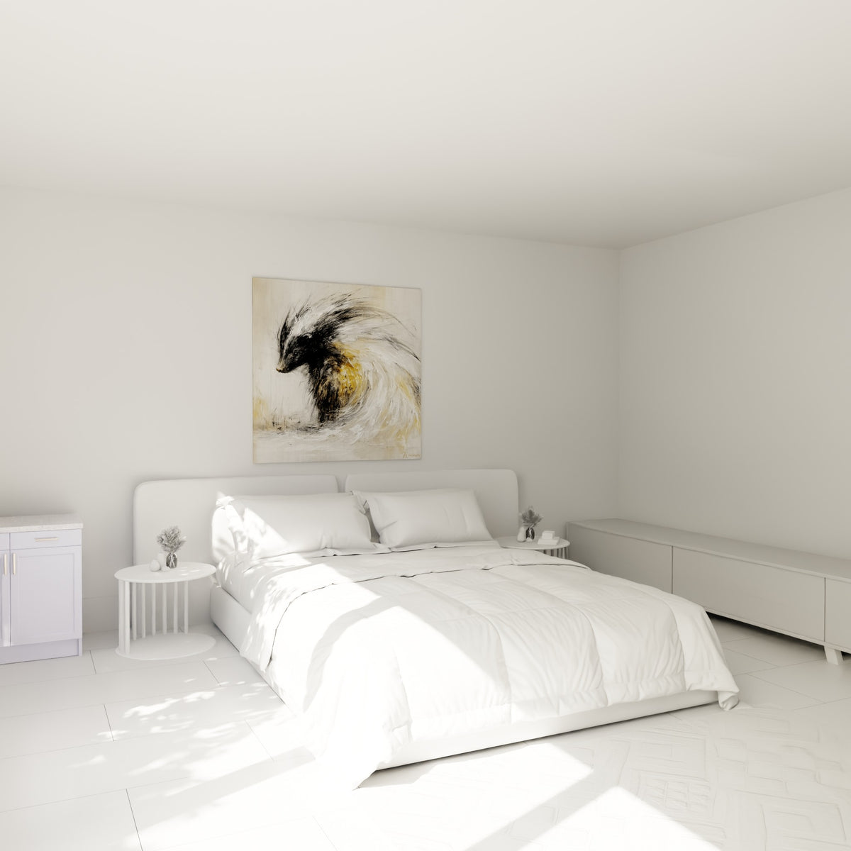 Fourrure tourbillonnante du blaireau en noir et ocre doré, accrochée au-dessus d'un lit dans une chambre claire