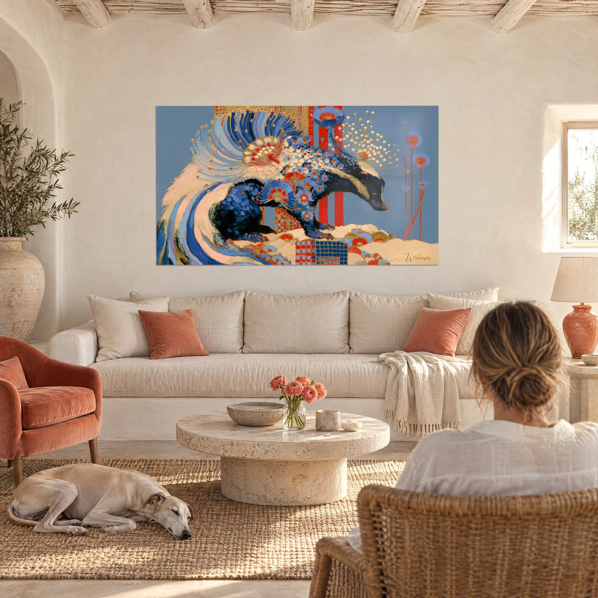Silhouette du blaireau bleu marine et corail installée au-dessus d'un lit dans une chambre claire
