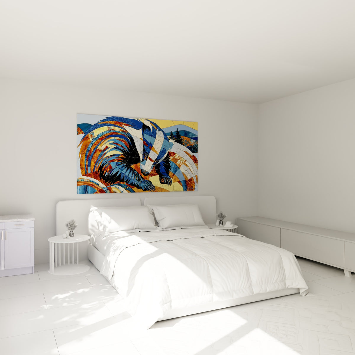 Museau incliné du blaireau bleu et doré, au-dessus d'un lit dans une chambre claire