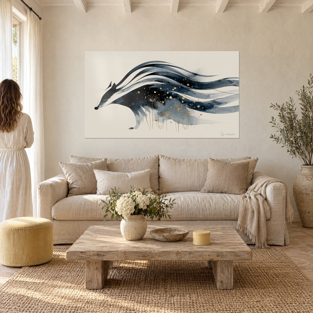 Silhouette de blaireau bleu marine et doré déployée au-dessus d'un lit dans une chambre claire