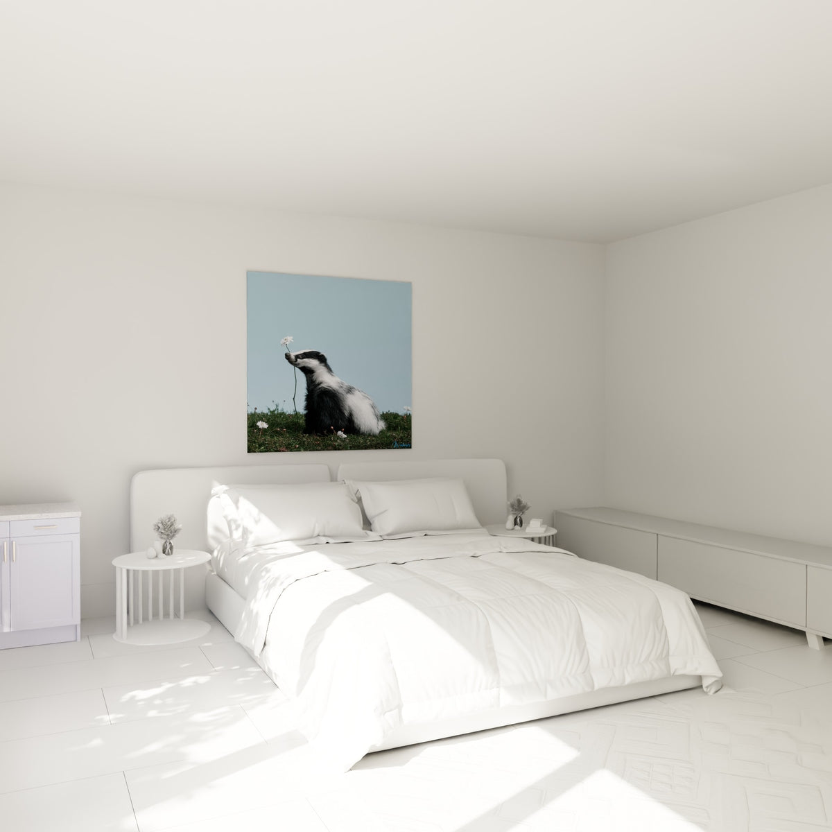 Museau du blaireau effleurant une fleur blanche, tableau accroché au-dessus d'un lit dans une chambre claire