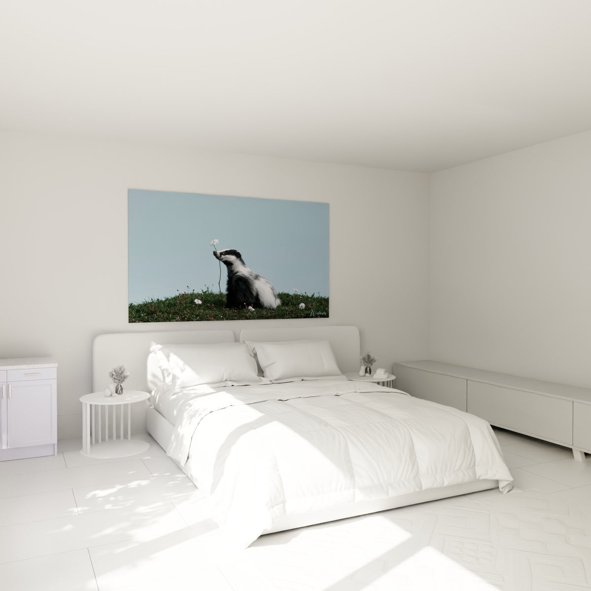 Assis dans l'herbe, le blaireau noir et blanc sent une marguerite au-dessus d'un lit dans une chambre claire