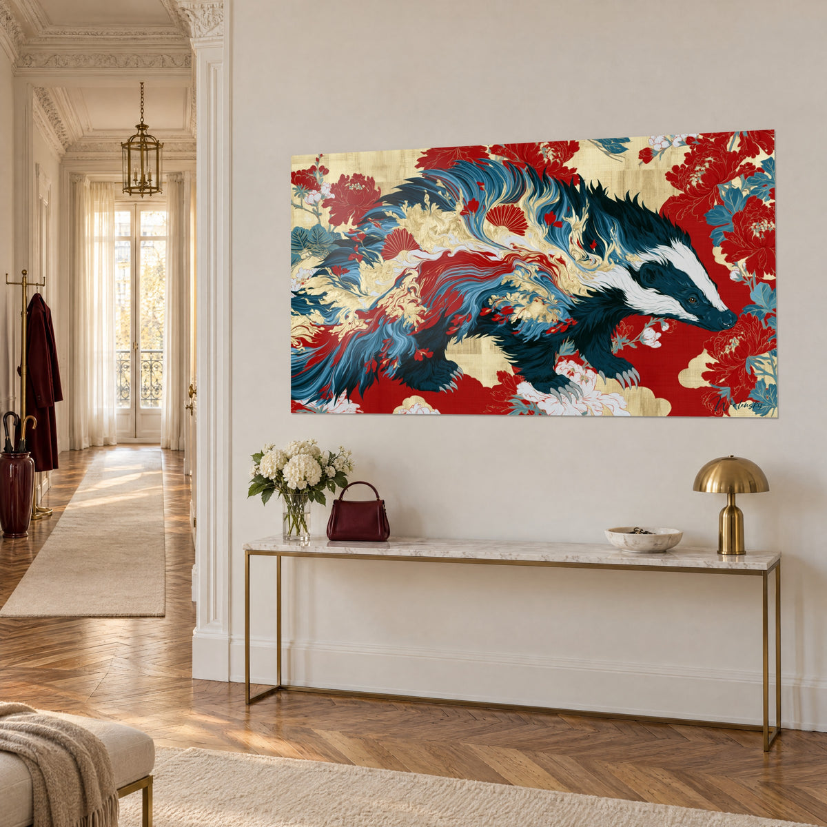 Pivoines rouges et pelage bleu pastel du blaireau accrochés au-dessus d'un canapé dans un salon lumineux