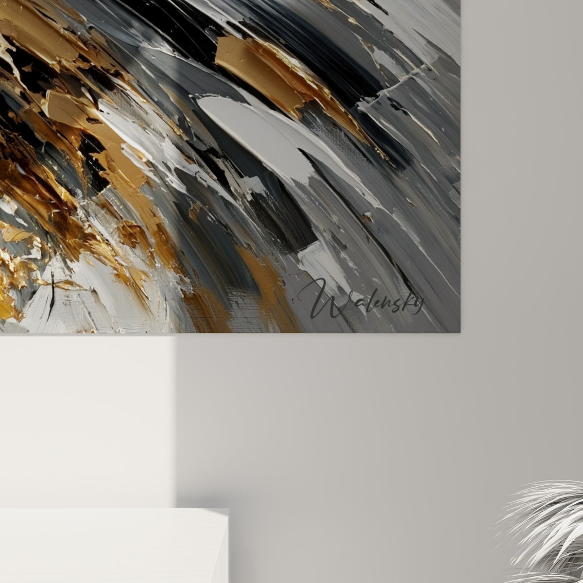 Empâtements épais de peinture blanche et dorée révélant le grain et le relief de la vague noire