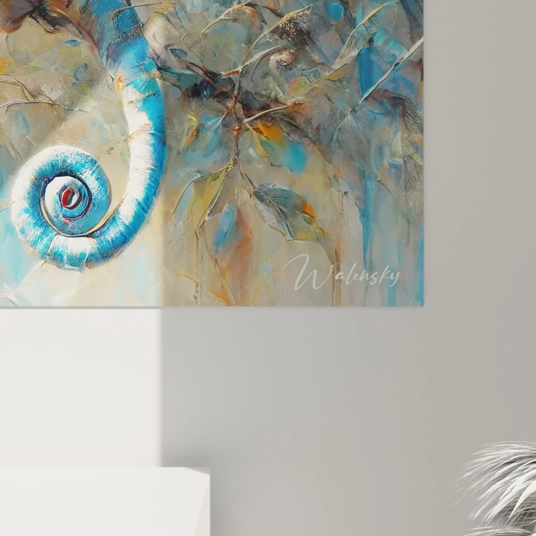 Vue de près ce tableau caméléon dévoile une texture peau écailleuse minutieuse et des teintes intenses de bleu vert et orange qui ajoutent profondeur et réalisme