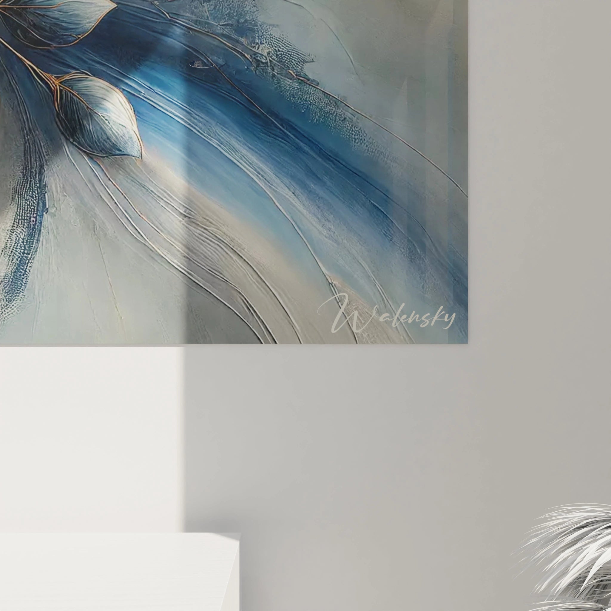 Gros plan sur les détails de la fleur du tableau 'Bleu de Minuit'. Les pétales dorés et nuances de bleu révÚlent une texture délicate et une profondeur captivante."