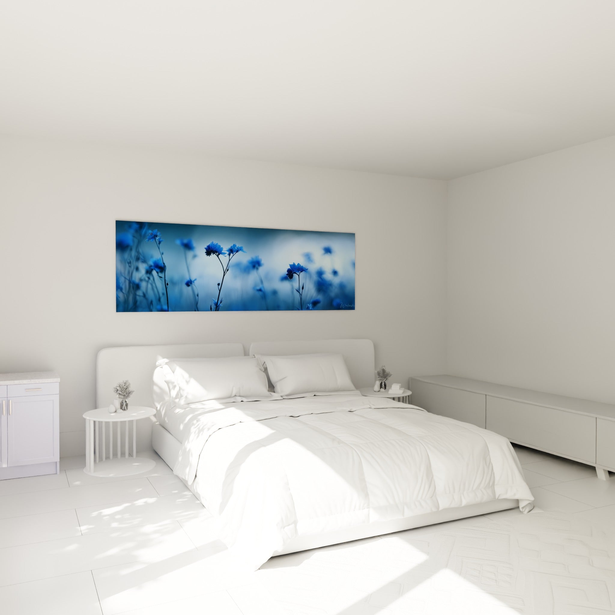 Fleurs de bleuet bleu pastel et anthracite accrochées au-dessus d'un lit dans une chambre claire