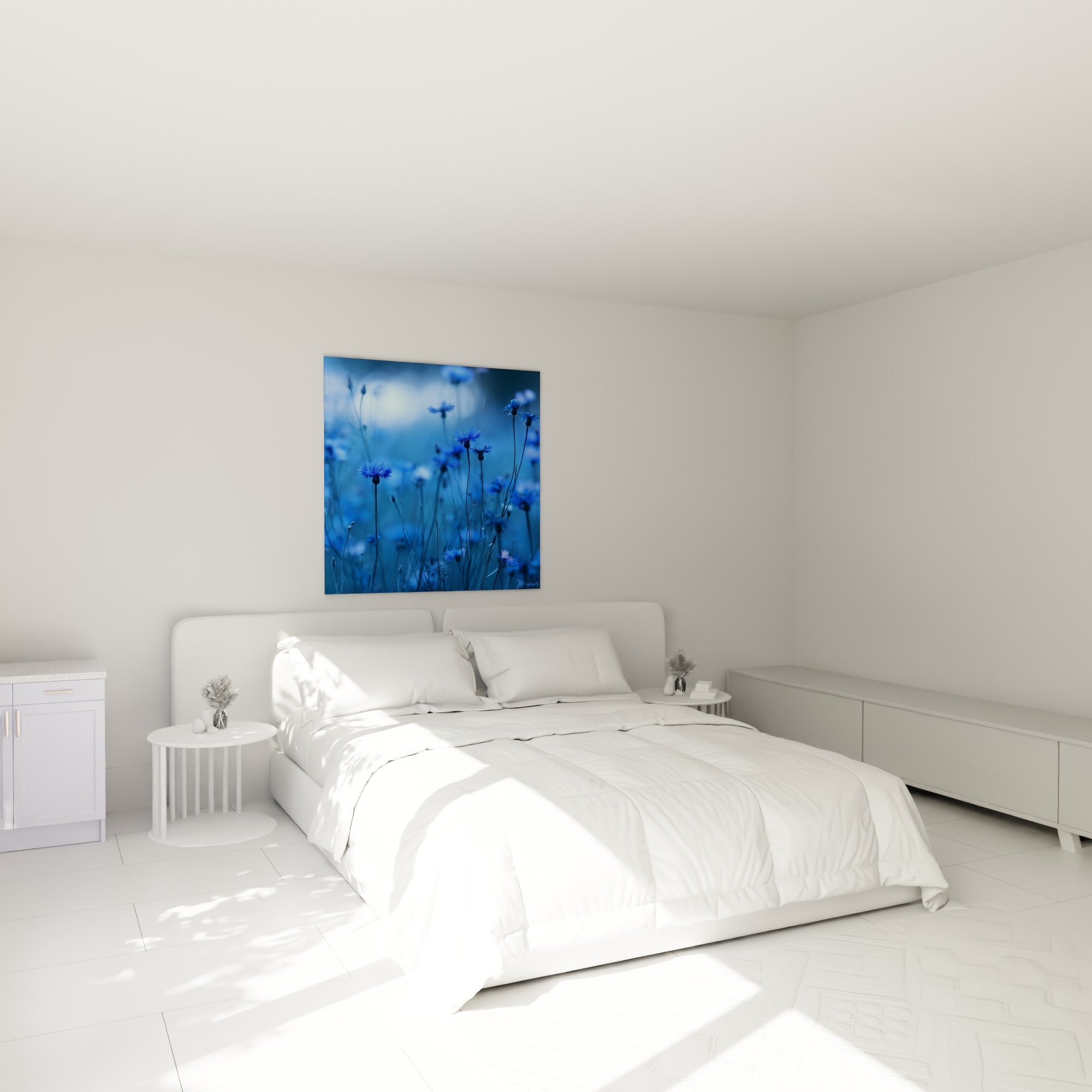 Fleurs de bleuets bleu marine et bleu pastel au-dessus d'un lit dans une chambre claire