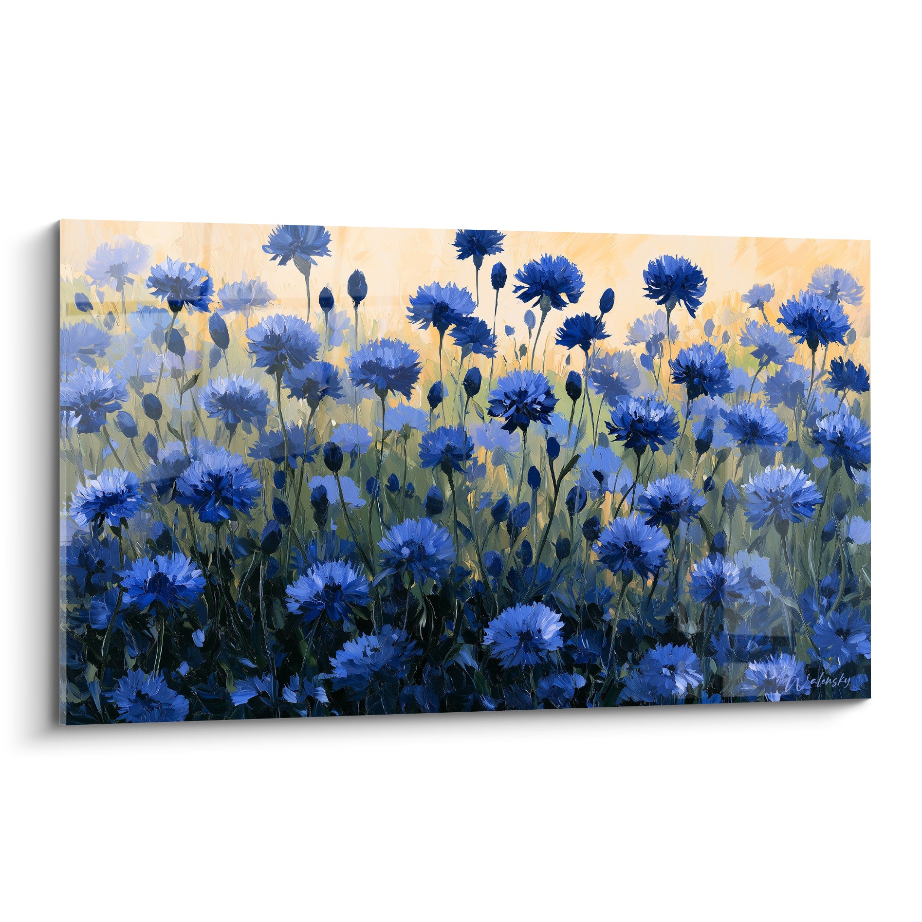 Bleuet peint en bleu marine et bleu pastel sur fond ocre doré, style pictural expressif
