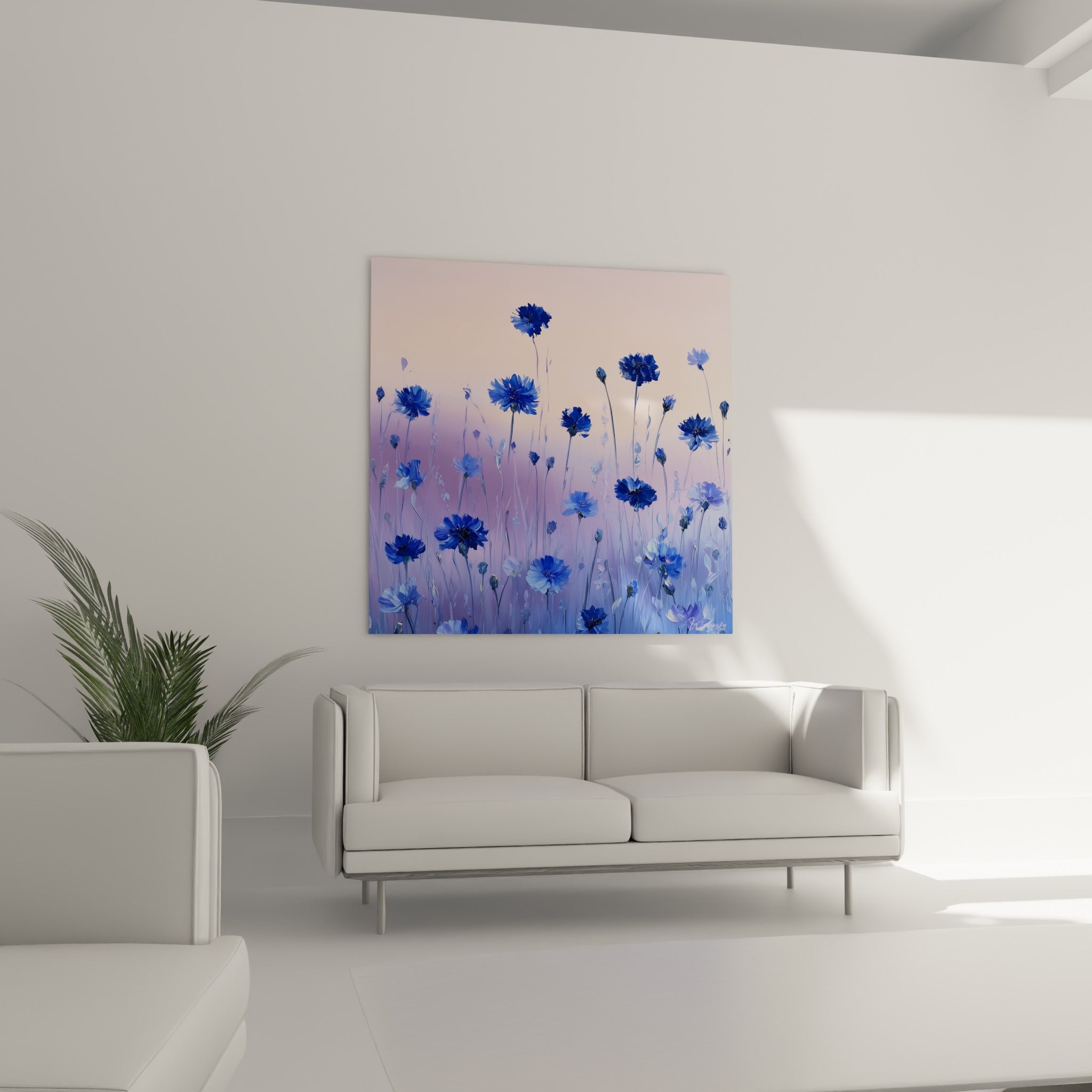 Fleurs de bleuet bleu roi et lavande peintes avec relief, au-dessus d'un canapé dans un salon lumineux