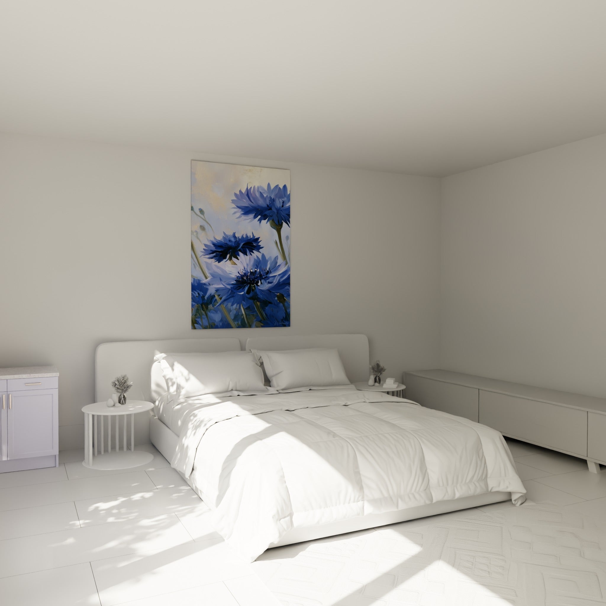 Fleurs de bleuet bleu profond et pastel disposées au-dessus d'un lit dans une chambre claire
