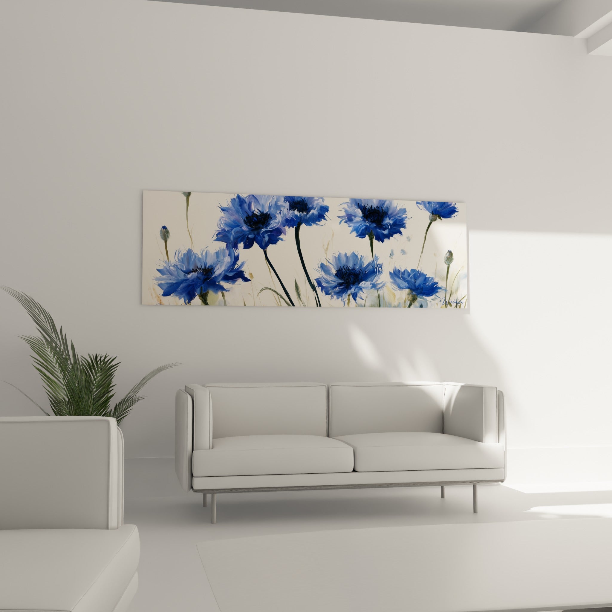 Bouquet de bleuets bleu pastel et ivoire, au-dessus d'un canapé dans un salon lumineux