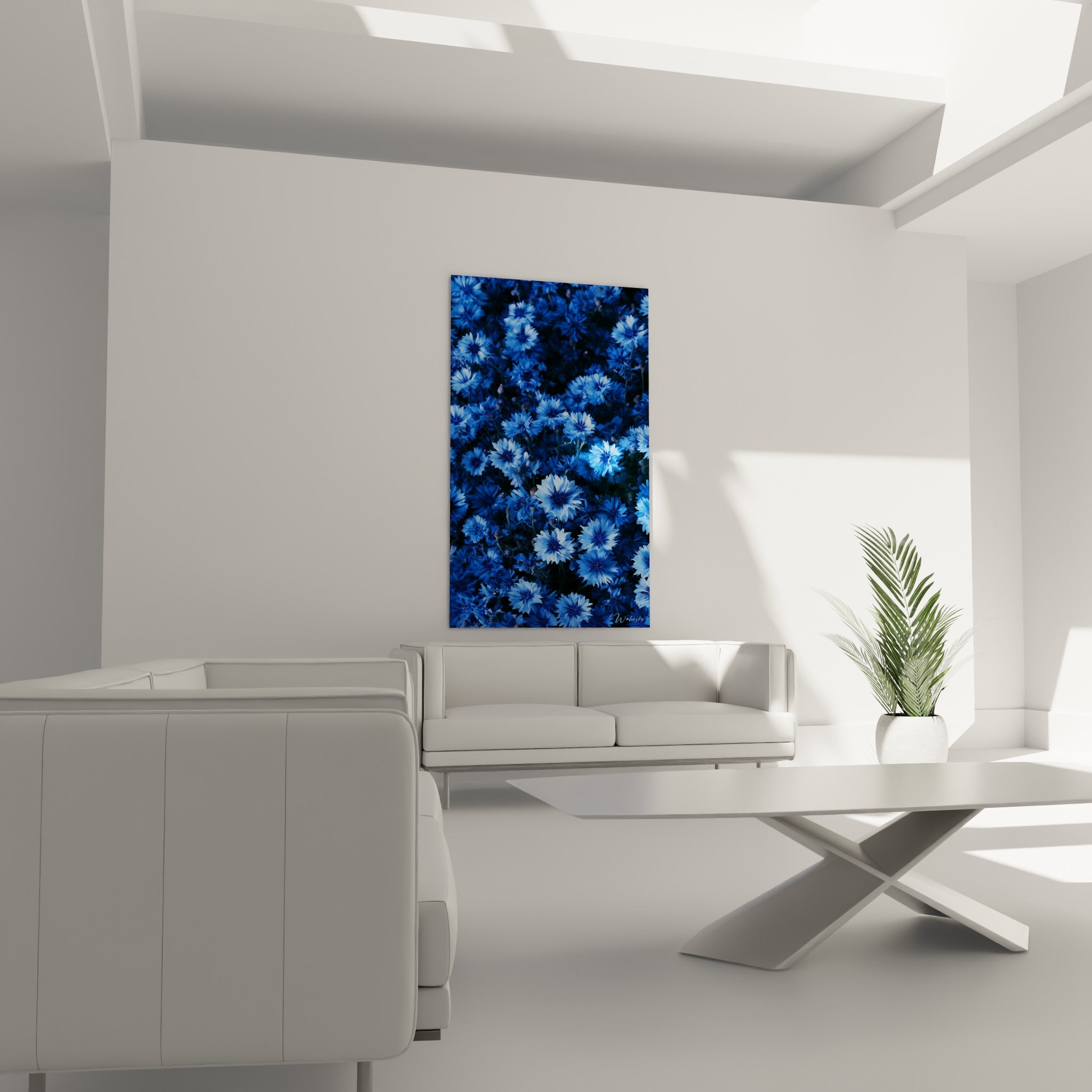 Champ de bleuets bleu pastel et bleu marine accroché au-dessus d'un canapé dans un salon lumineux