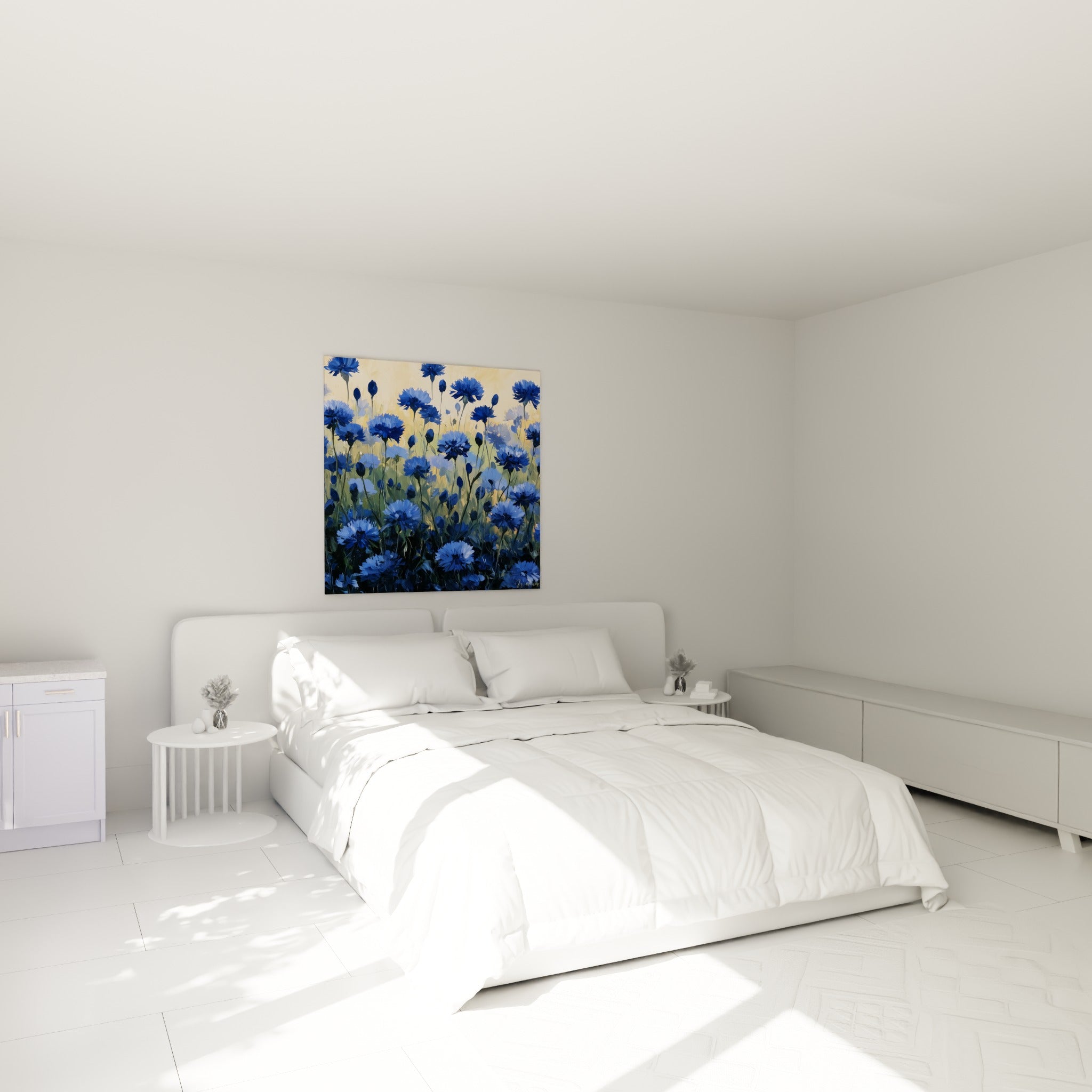 Bouquet de bleuets bleu ardoise et ocre accroché au-dessus d'un lit dans une chambre claire