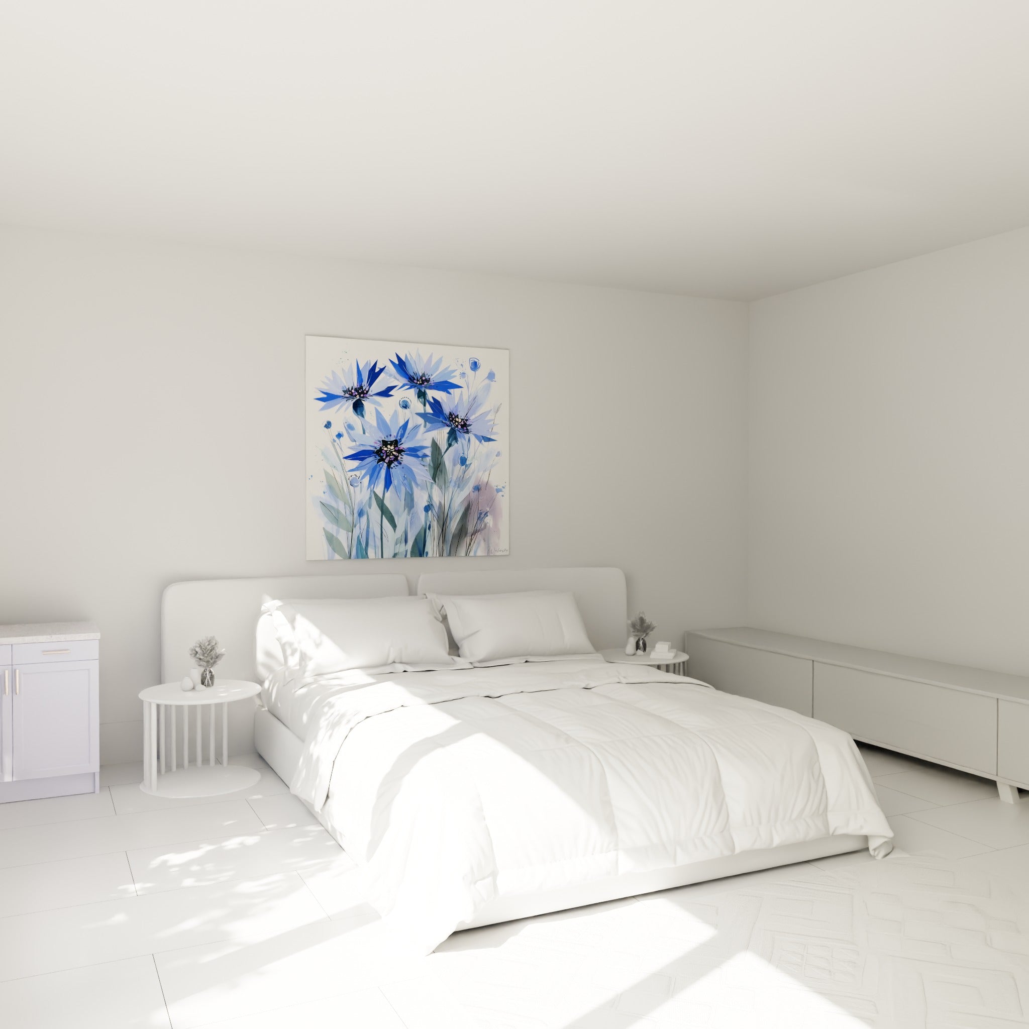 Fleurs de bleuet bleu profond et blanc cassé accrochées au-dessus d'un lit dans une chambre claire
