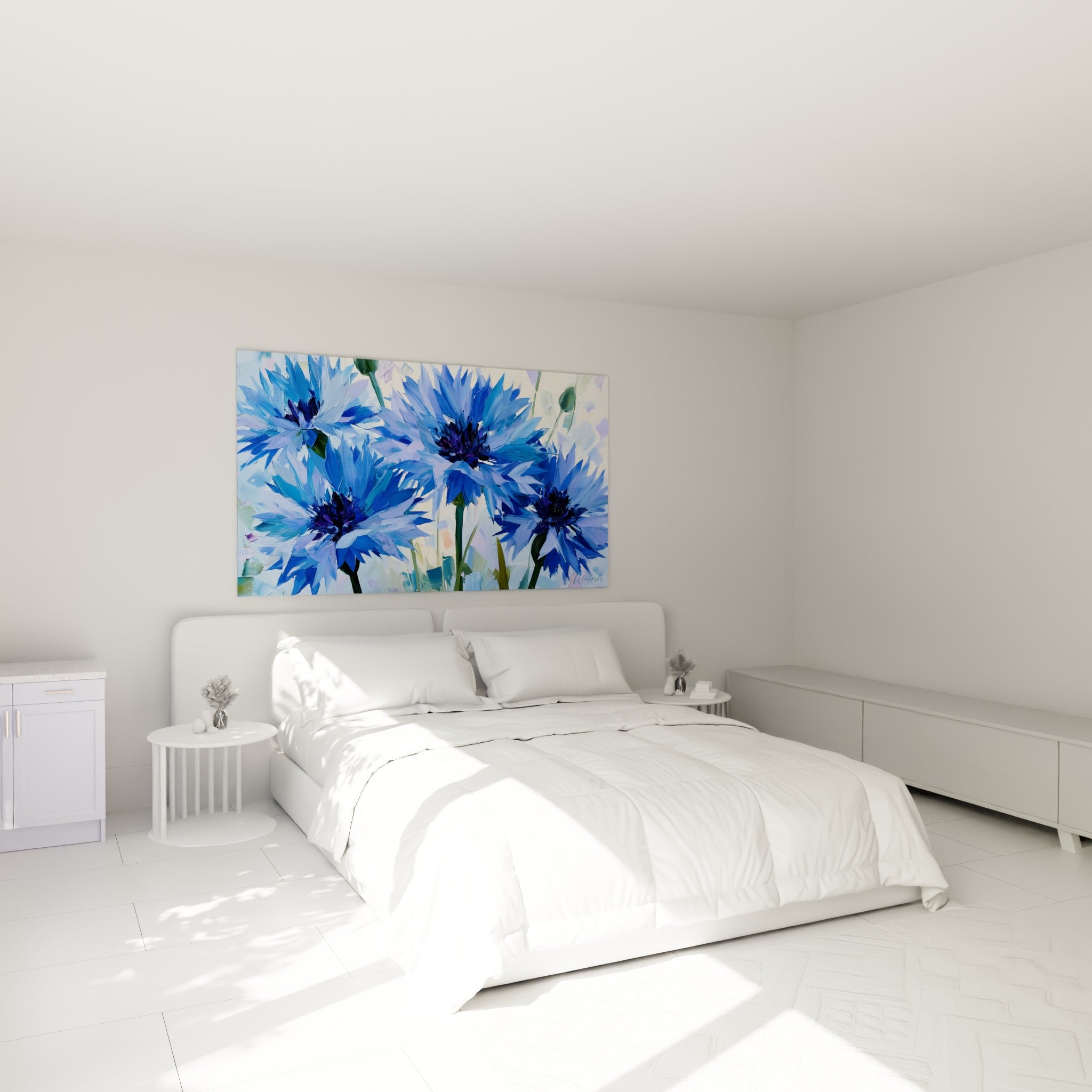 Bouquet de bleuets bleu ciel et anthracite au-dessus d'un lit dans une chambre claire
