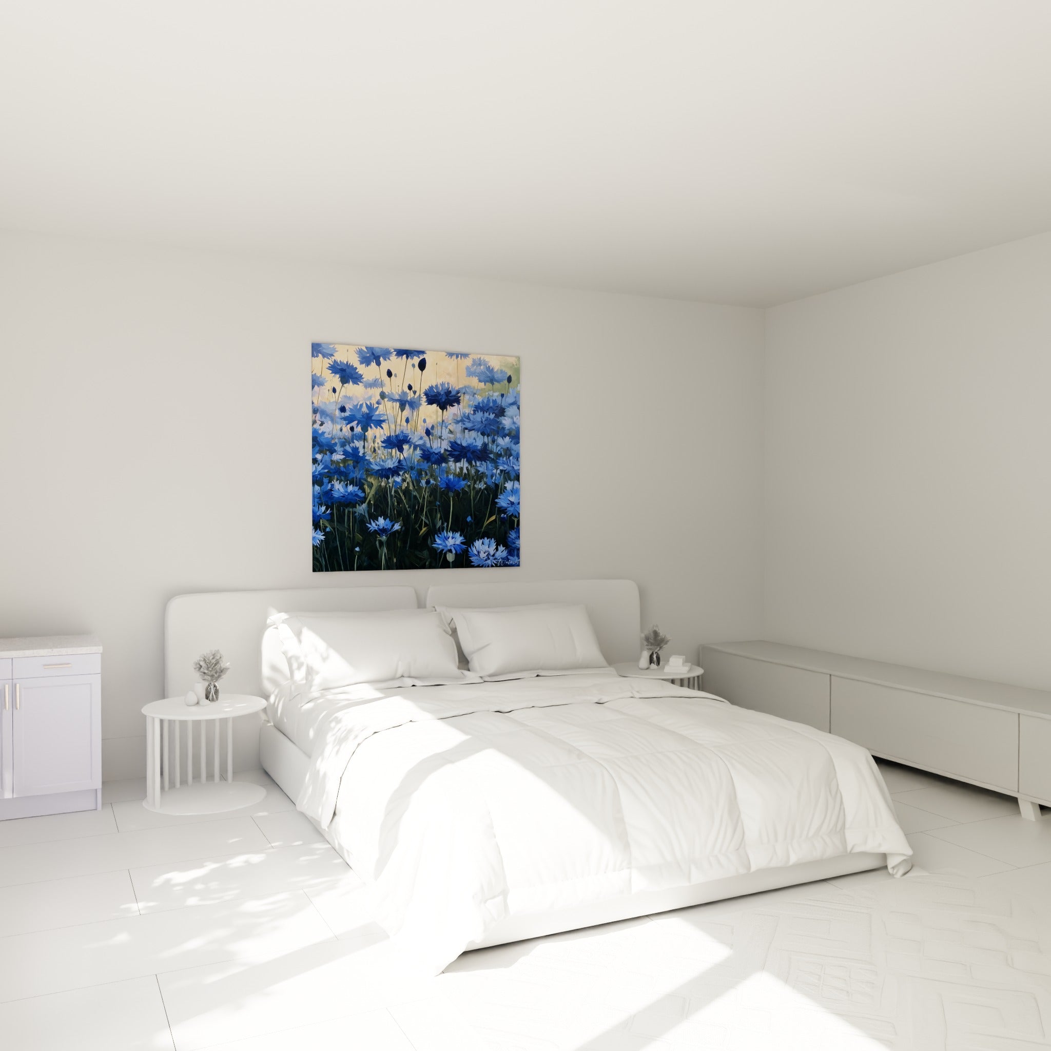 Bouquet dense de bleuets bleu ciel et orangé doré, accroché au-dessus d'un lit dans une chambre claire