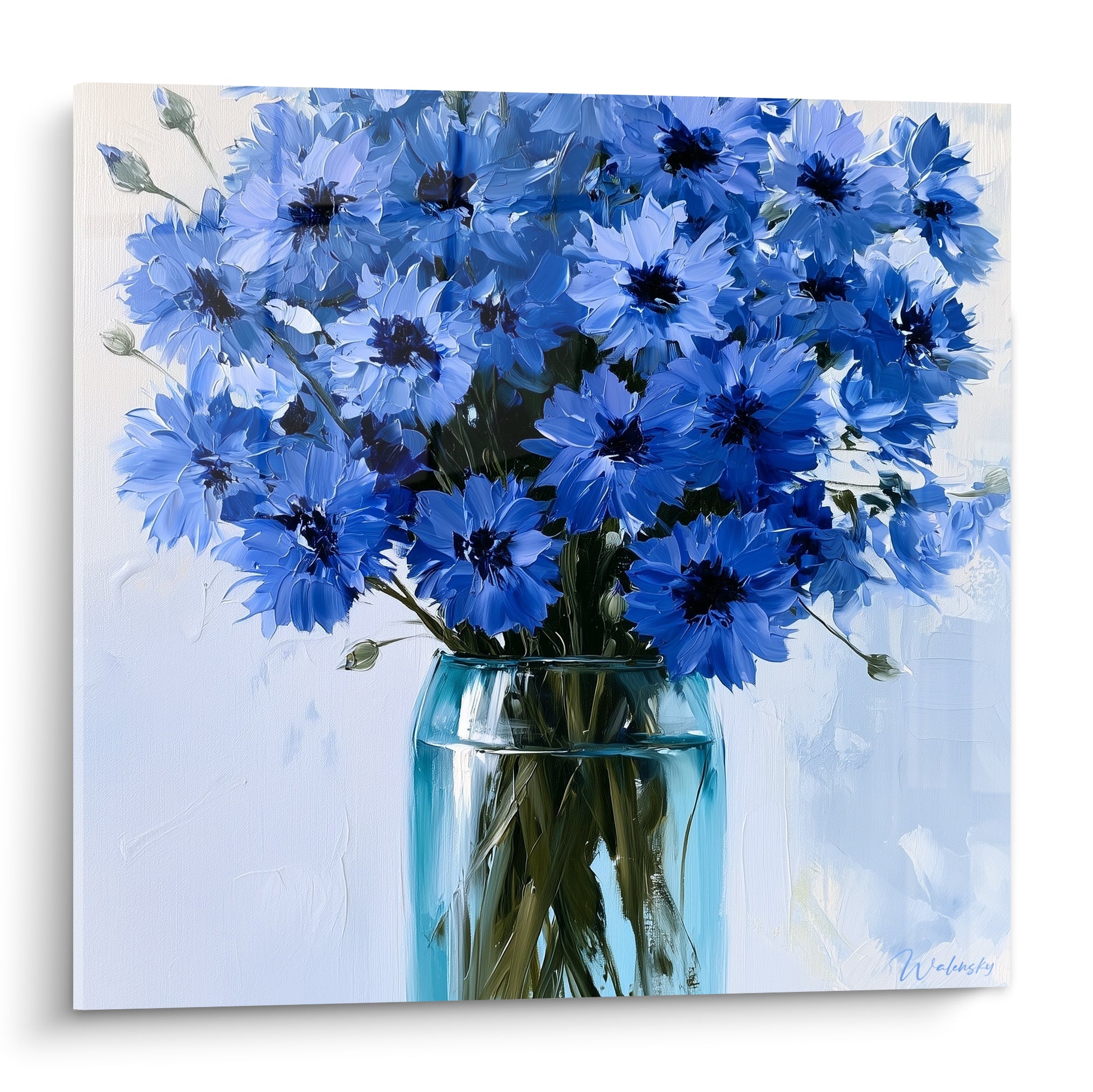 Bleuet en bouquet bleu marine et blanc, pétales texturés dans un bocal turquoise transparent