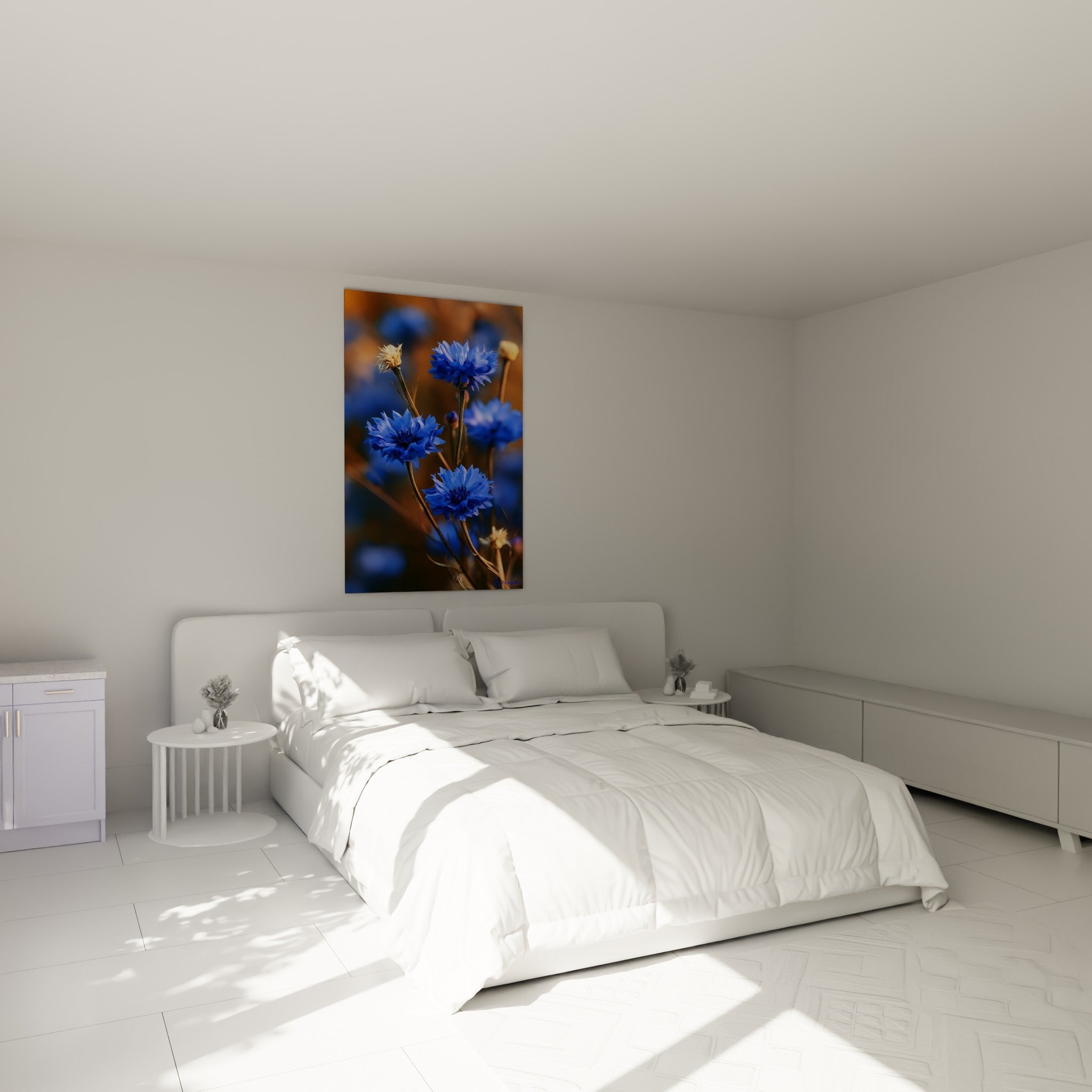 Bouquet de bleuets bleu marine et cœurs violets accroché au-dessus d'un lit dans une chambre claire