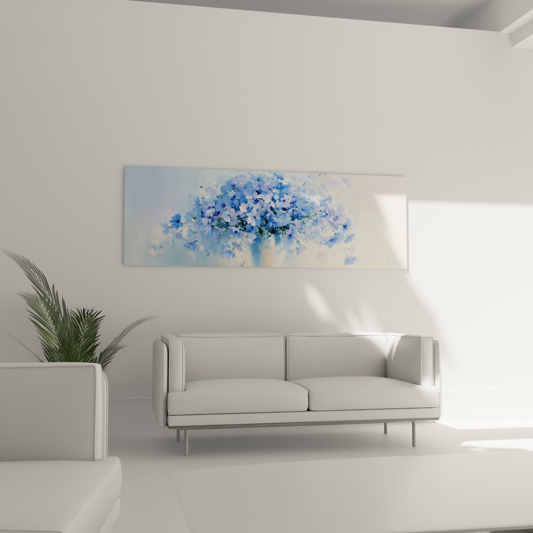 Fleurs de bleuet bleu marine et crème disposées en bouquet, au-dessus d'un canapé dans un salon lumineux