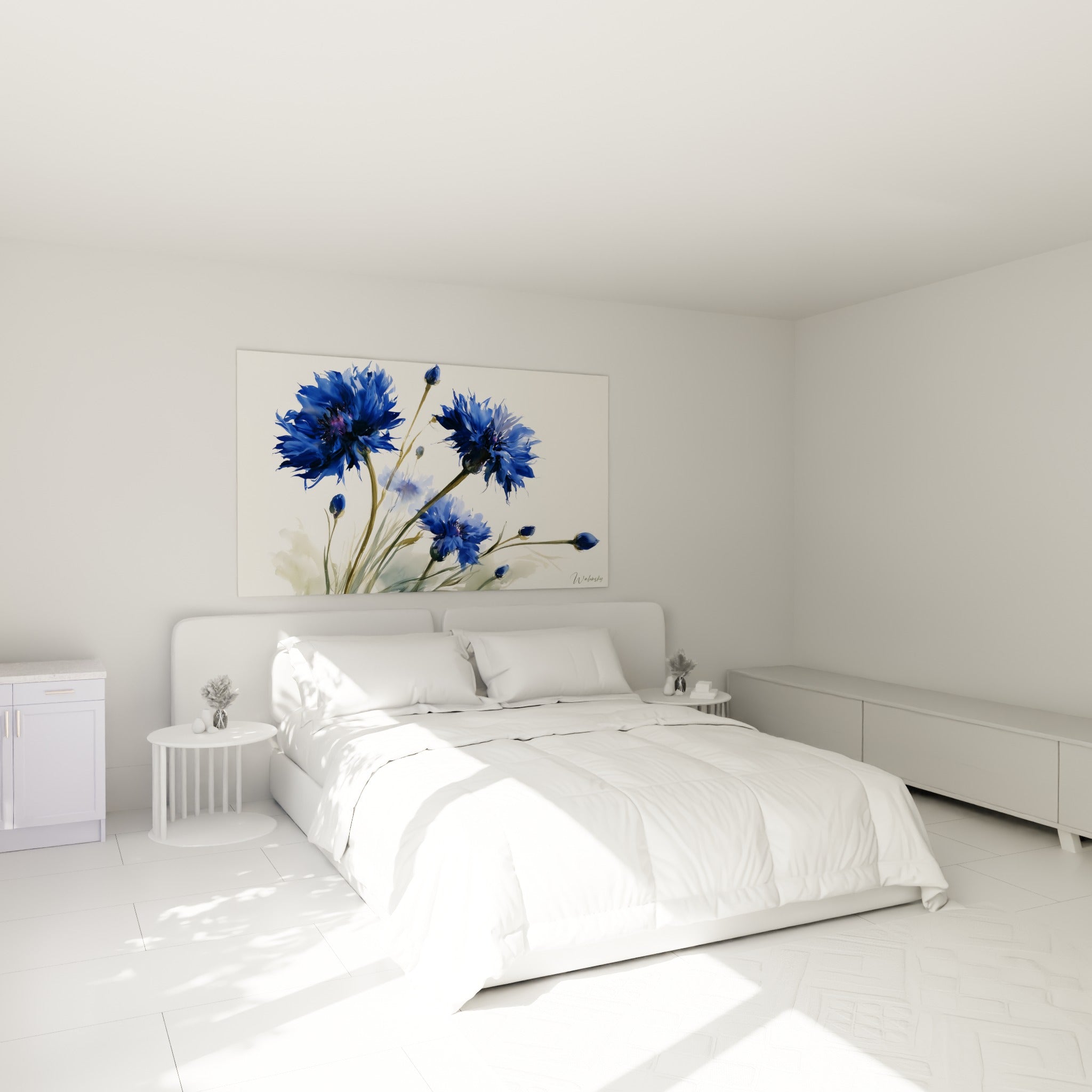 Bouquet de bleuets bleu marine et vert olive accroché au-dessus d'un lit dans une chambre claire