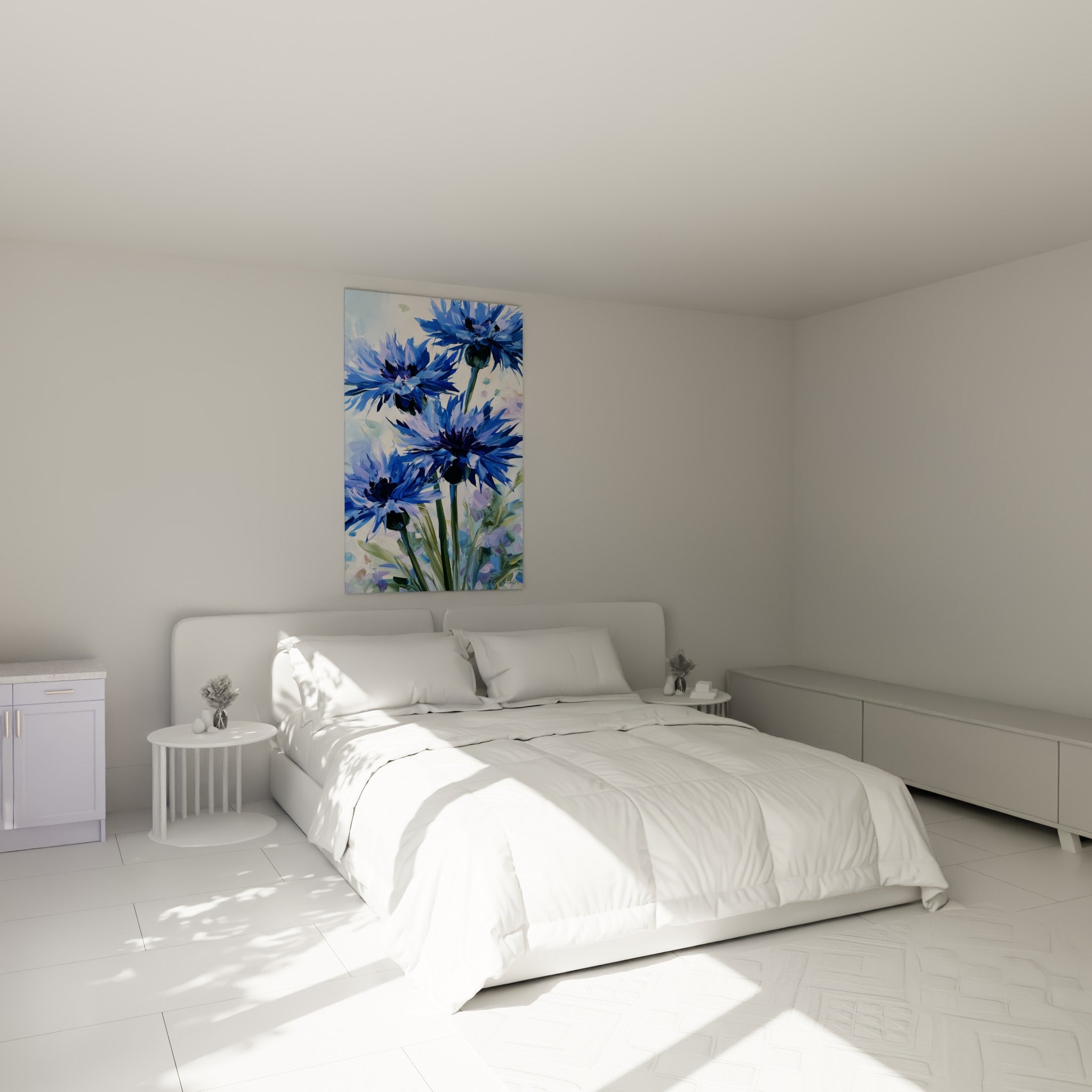 Bouquet de bleuets bleu profond et vert olive au-dessus d'un lit dans une chambre claire
