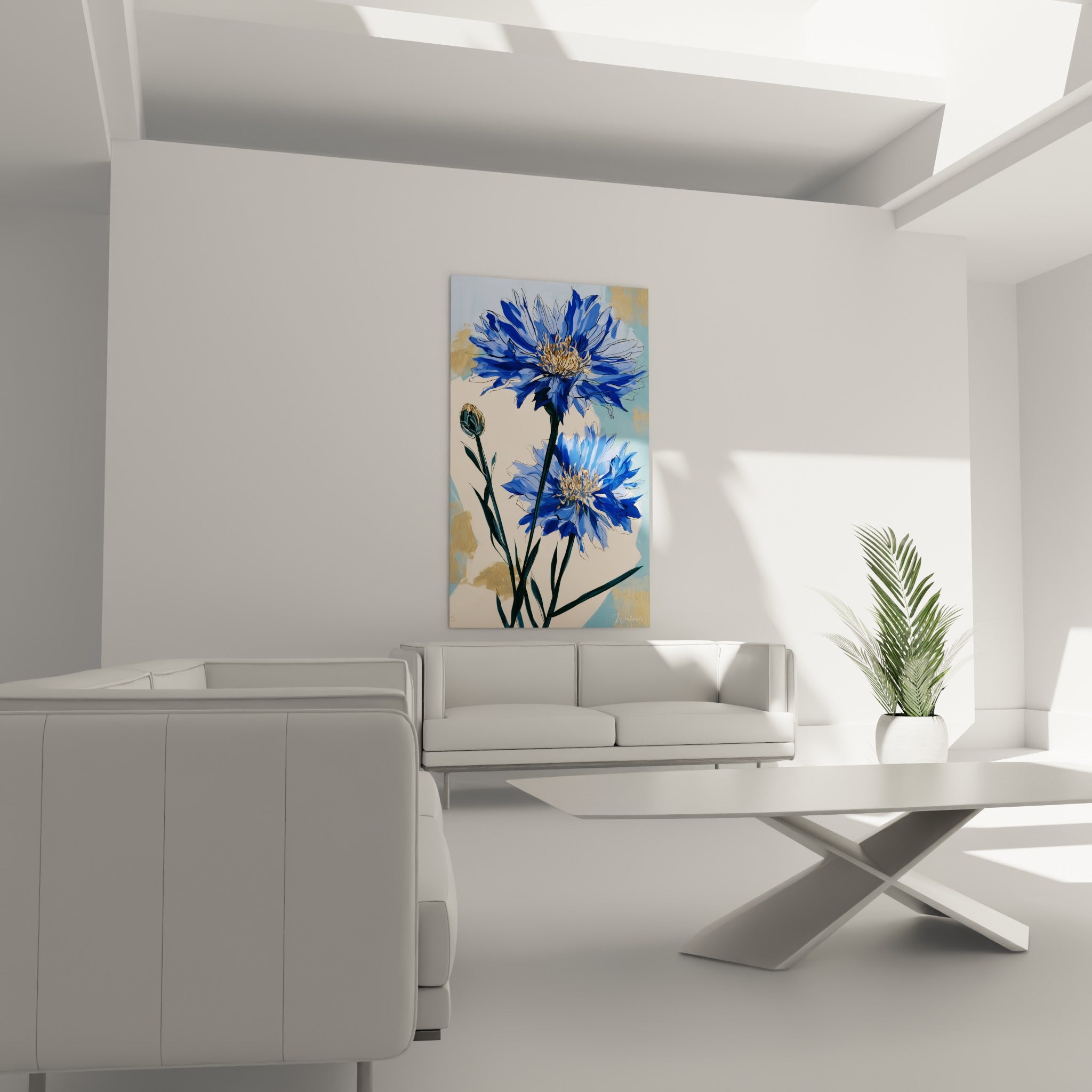 Bouquet de bleuets bleu profond et fond crème doré au-dessus d'un canapé dans un salon lumineux
