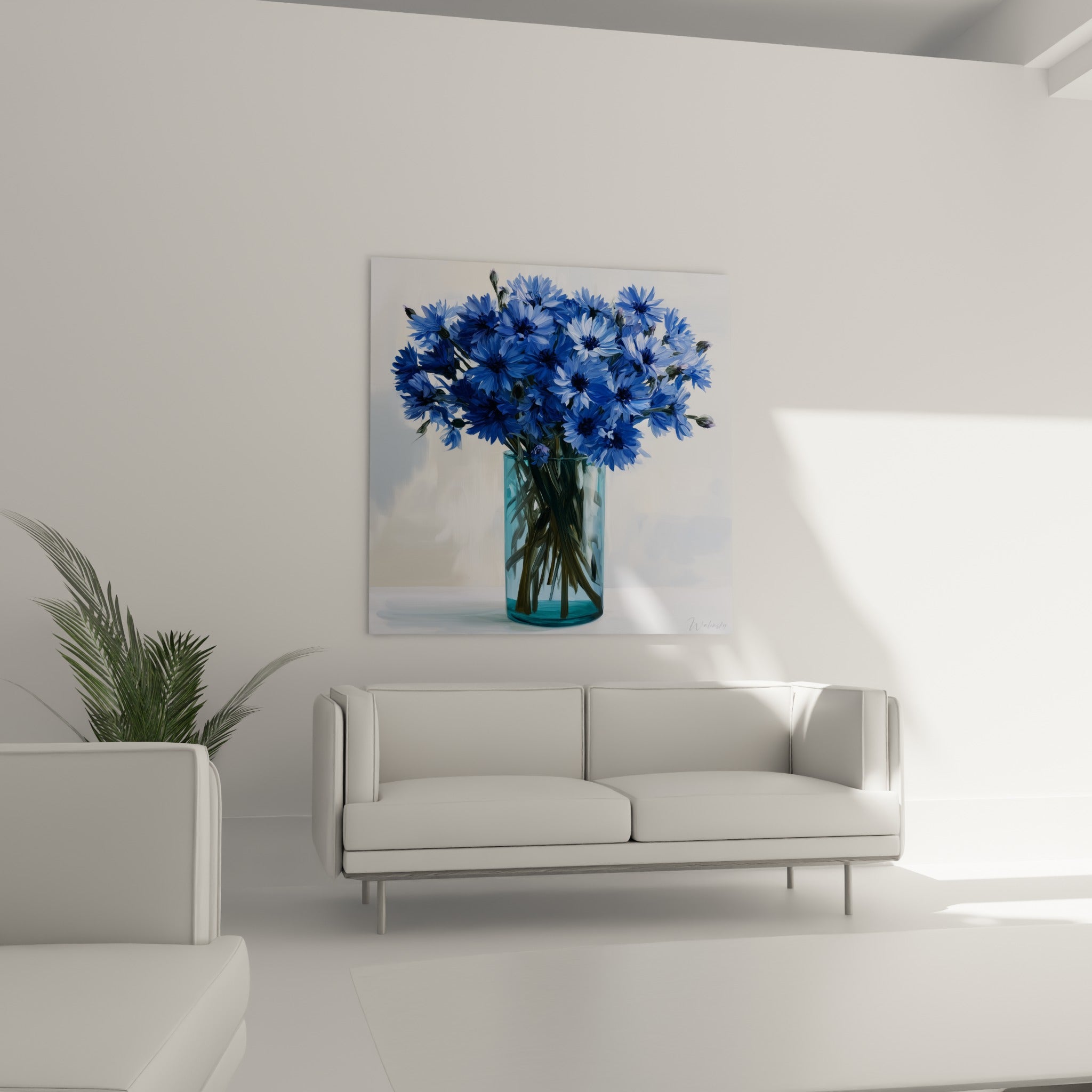 Fleurs de bleuets bleu marine et blanc cassé, tableau au-dessus d'un canapé dans un salon lumineux
