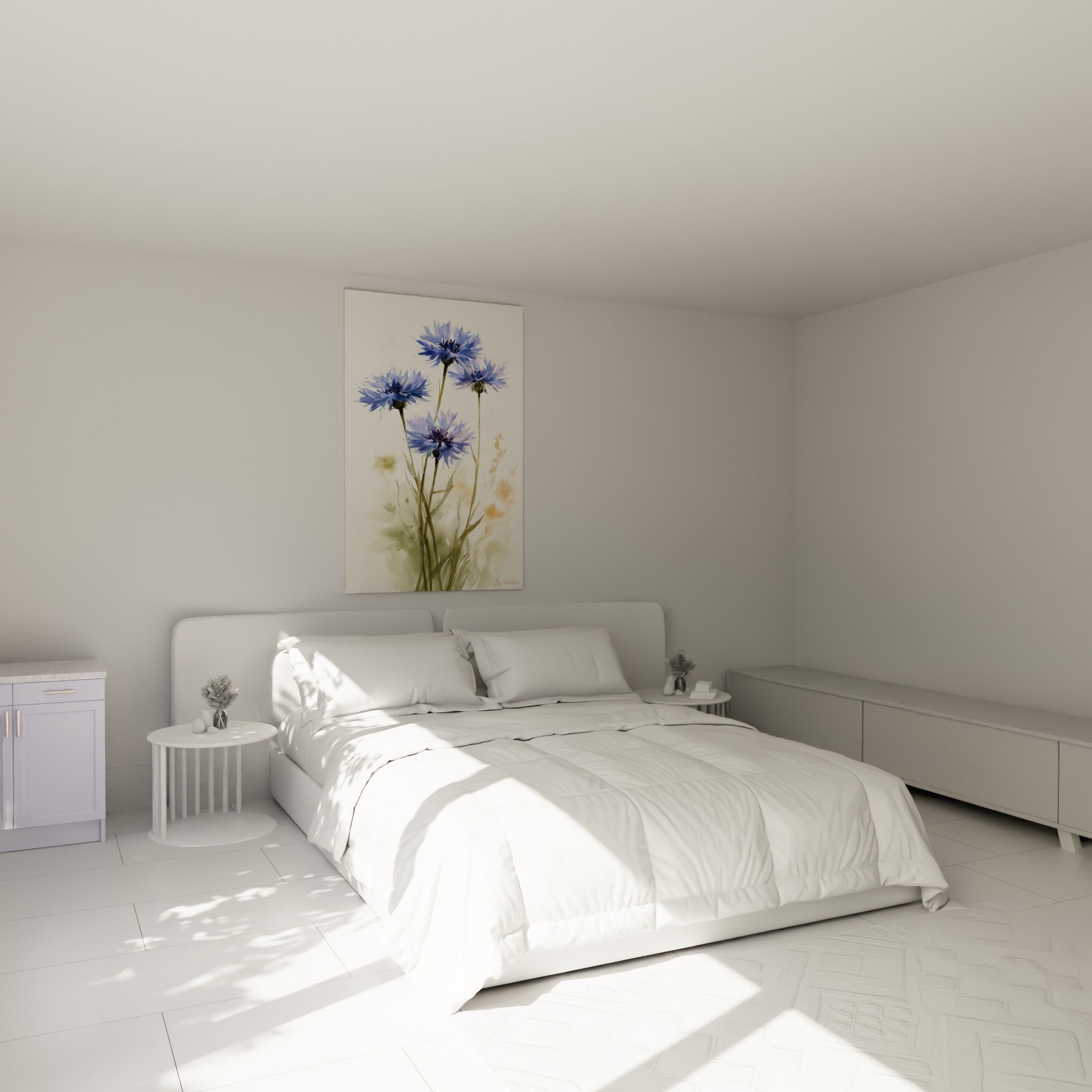 Bouquet de bleuets bleu et vert olive accroché au-dessus d'un lit dans une chambre claire