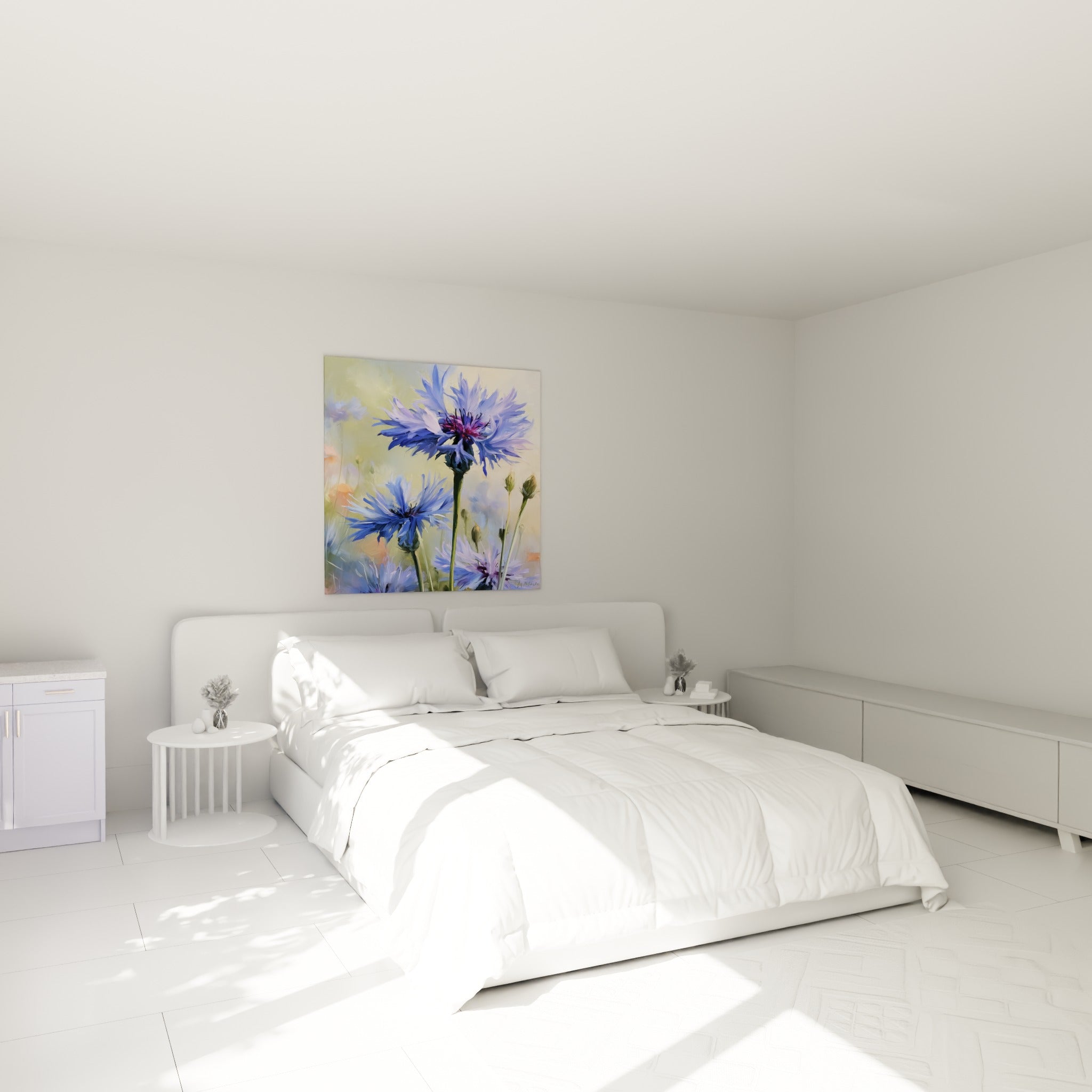 Fleurs de bleuet bleues et vert olive suspendues au-dessus d'un lit dans une chambre claire