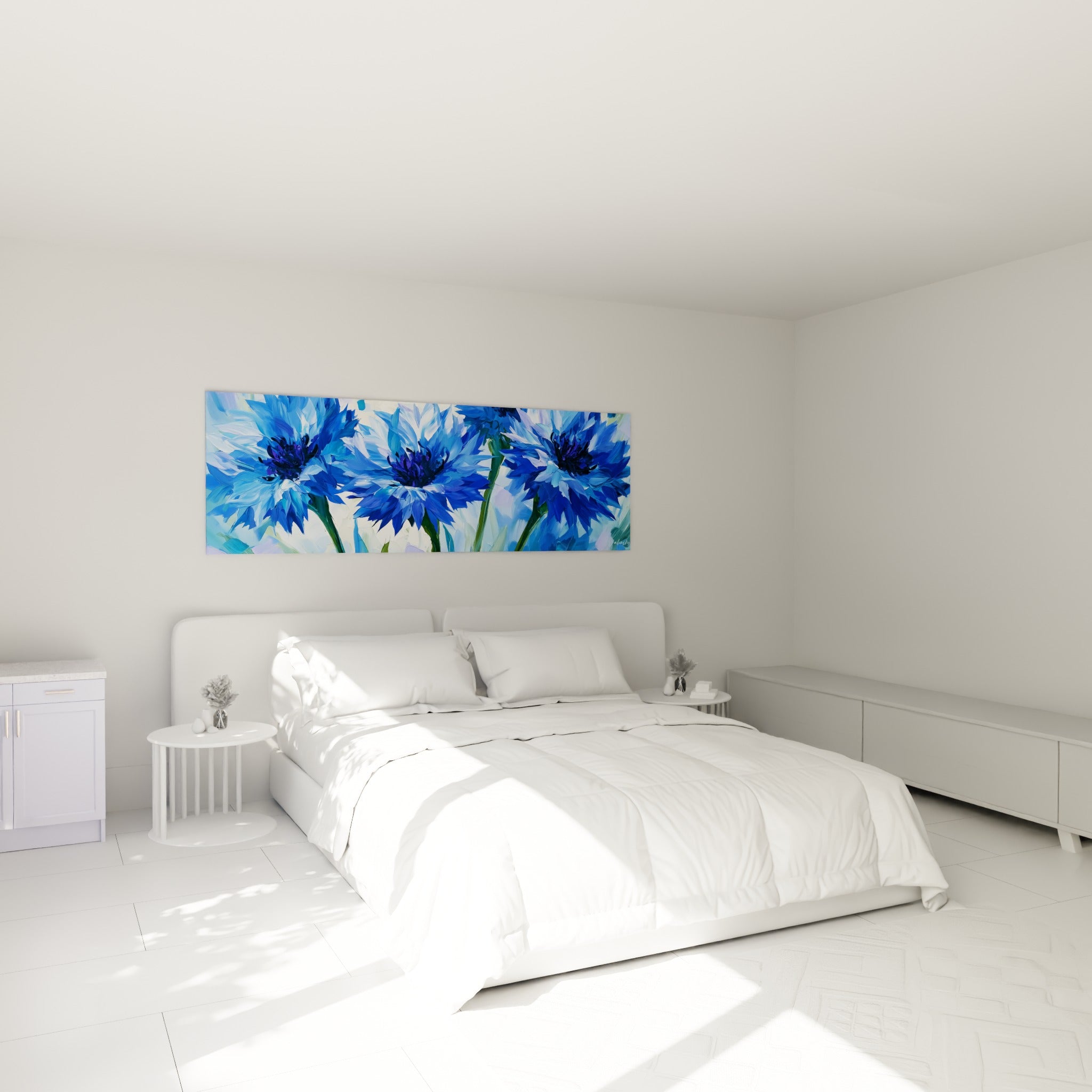 Fleurs de bleuet bleu ciel et ivoire au-dessus d'un lit dans une chambre claire, ambiance apaisante