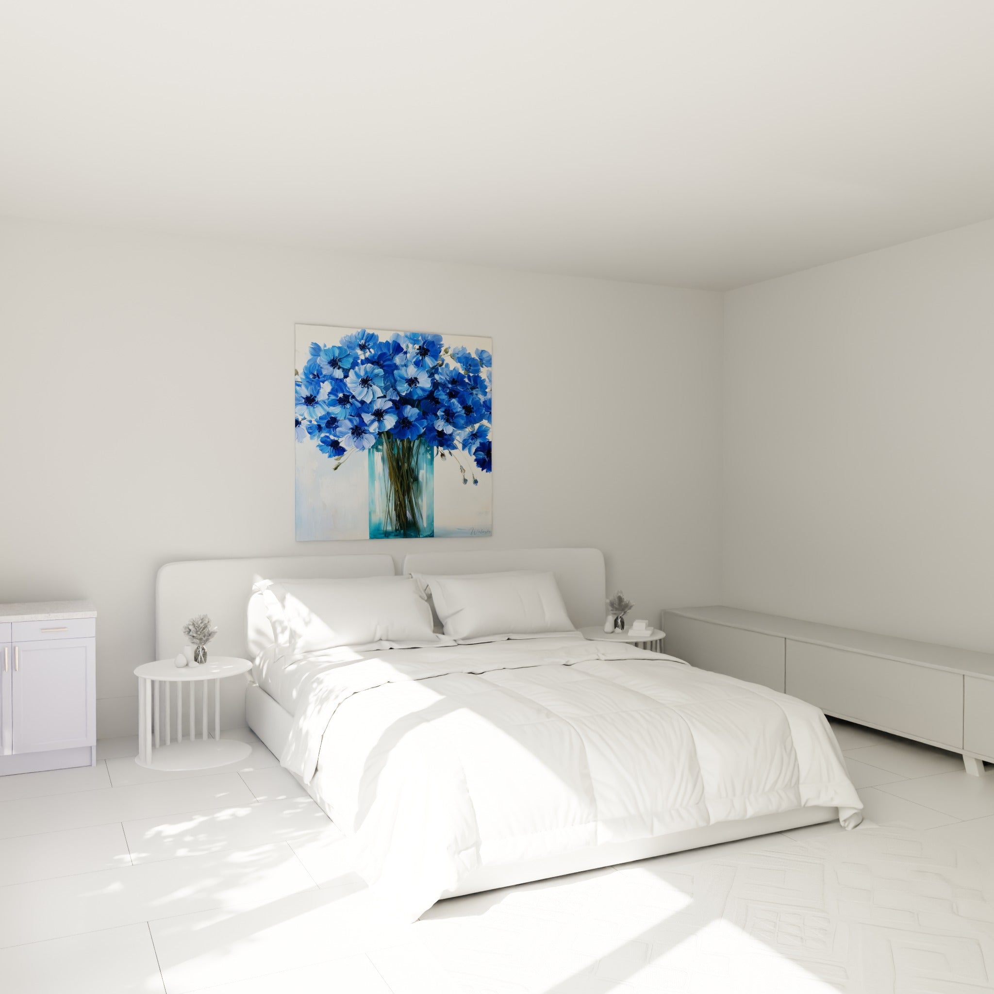 Bouquet de bleuets bleu marine et turquoise au-dessus d'un lit dans une chambre claire