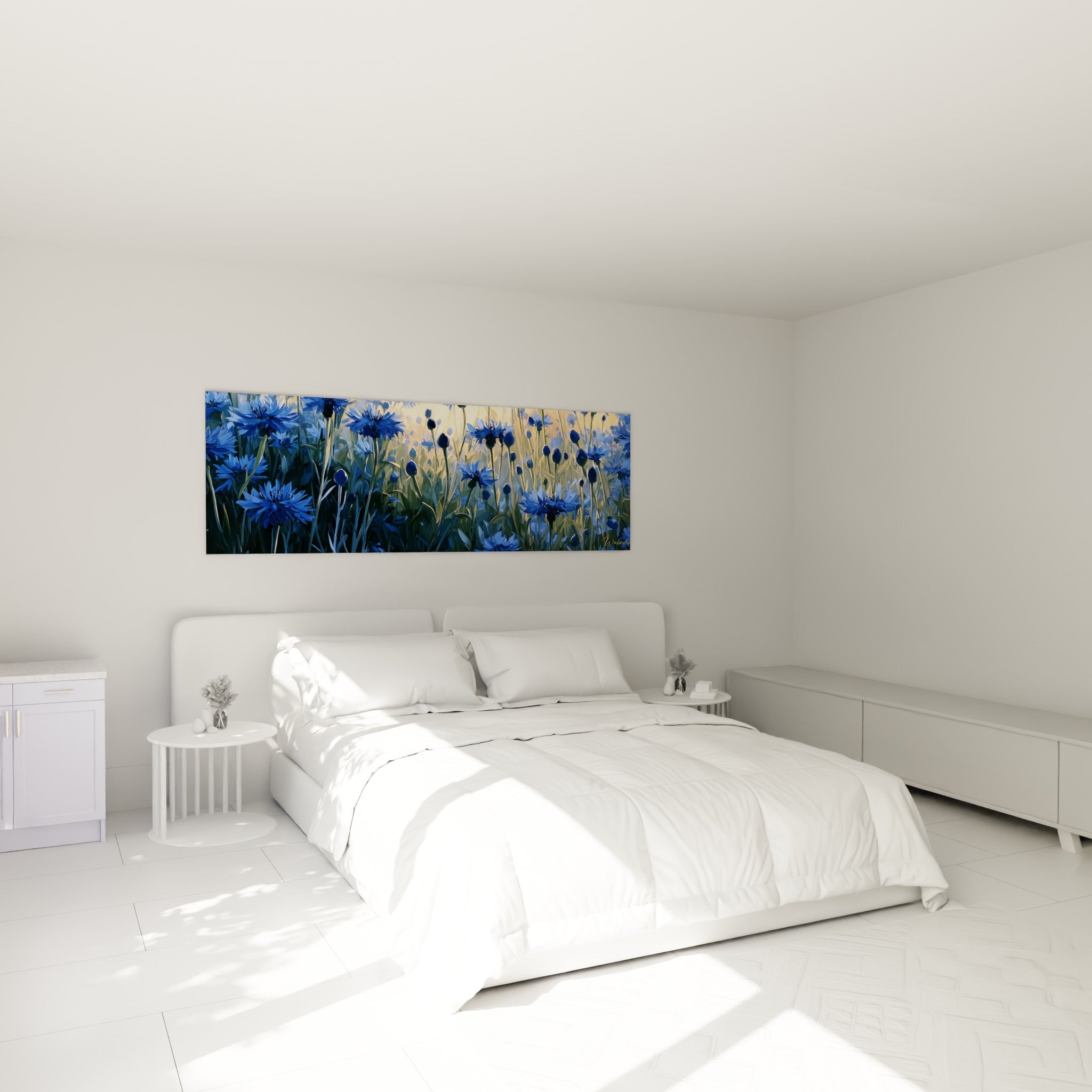 Fleurs de bleuet bleu marine et ocre doré au-dessus d'un lit dans une chambre claire