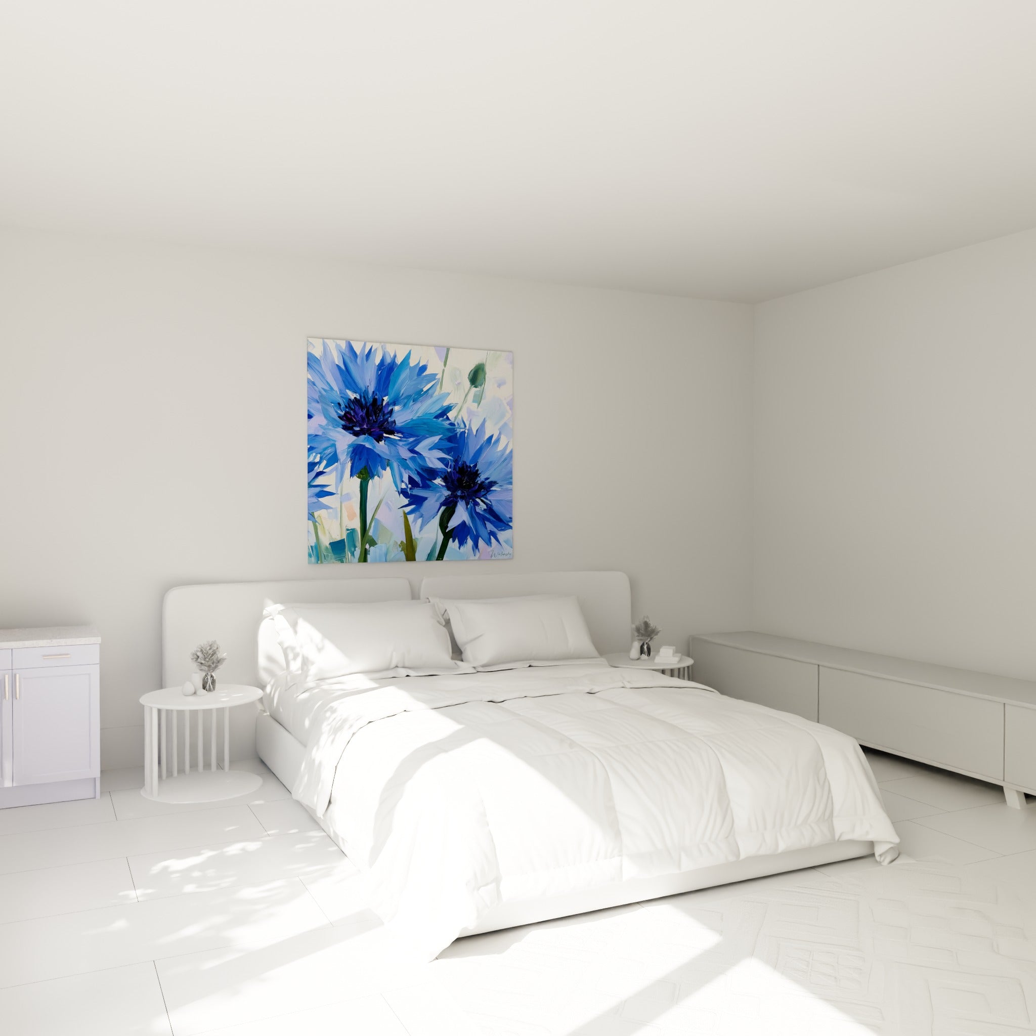 Fleurs de bleuet bleu marine et lavande au-dessus d'un lit dans une chambre claire