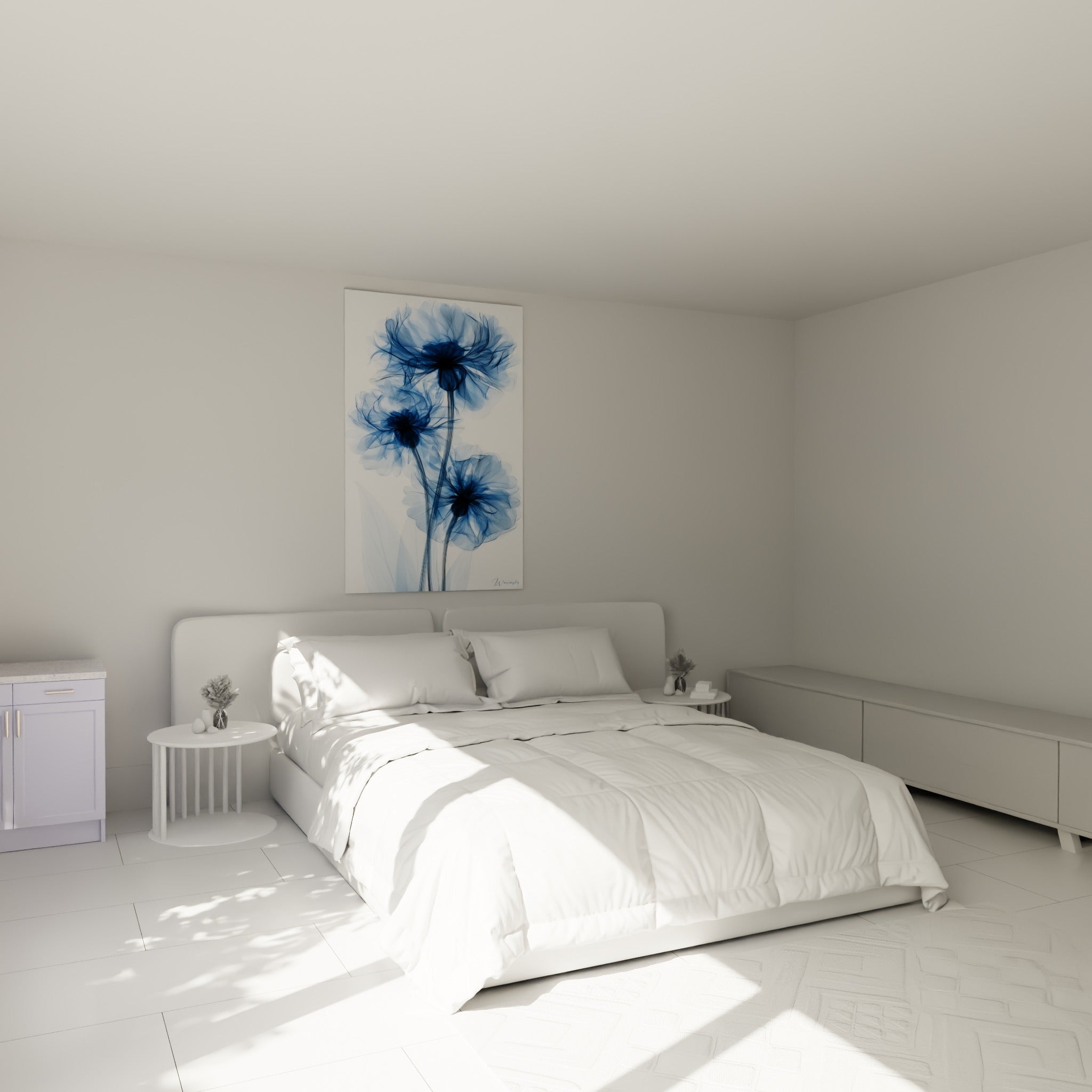 Fleurs de bleuet bleu marine et blanc vaporeux accrochées au-dessus d'un lit dans une chambre claire