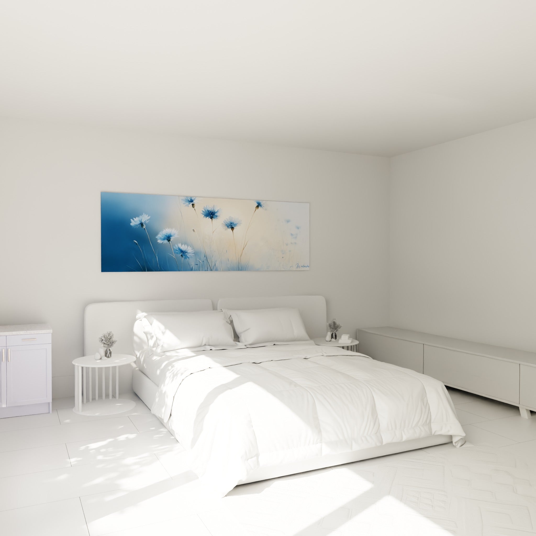 Bouquet de bleuets bleu marine et blanc au-dessus d'un lit dans une chambre claire