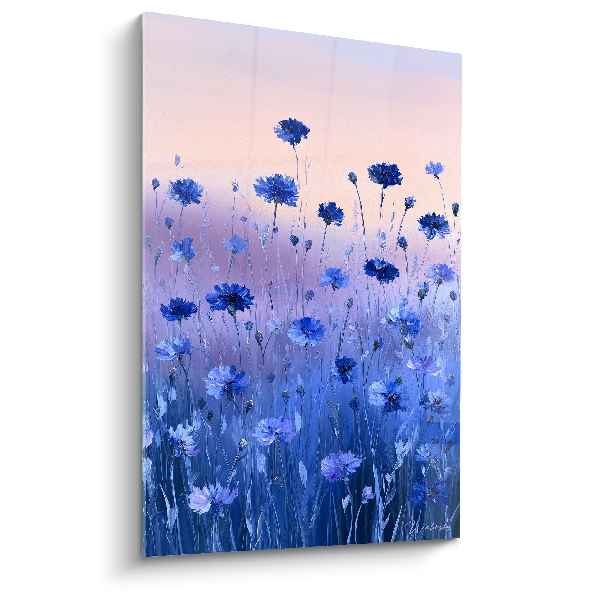 Bleuets bleu marine et mauve dressés vers un ciel rose pastel, peinture florale texturée