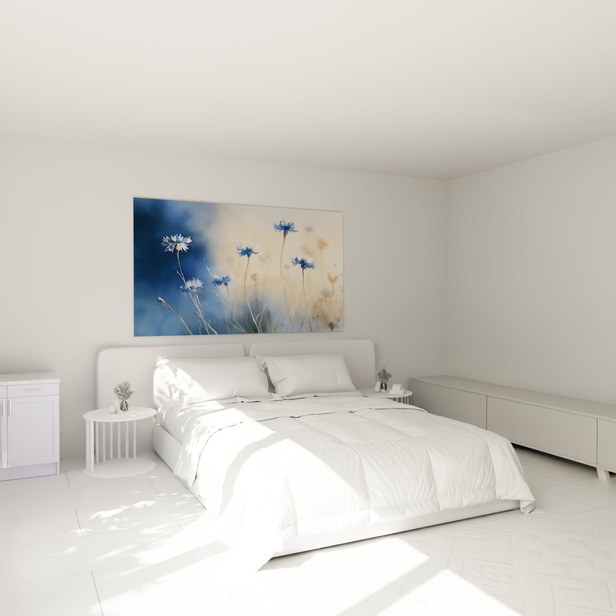 Fleurs de bleuet bleu marine et ocre au-dessus d'un lit dans une chambre claire