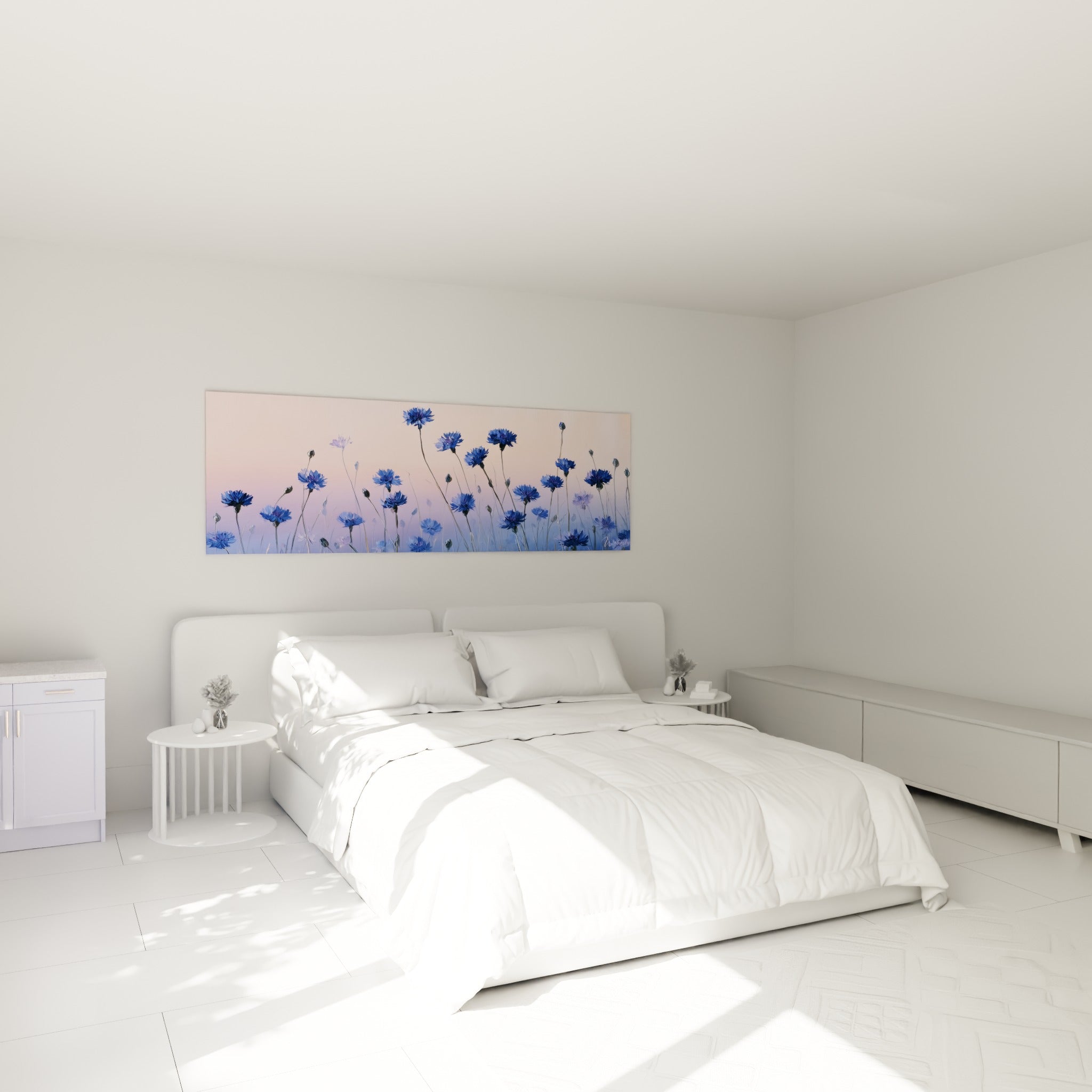 Fleurs de bleuet bleu marine et lavande peintes finement, au-dessus d'un lit dans une chambre claire.
