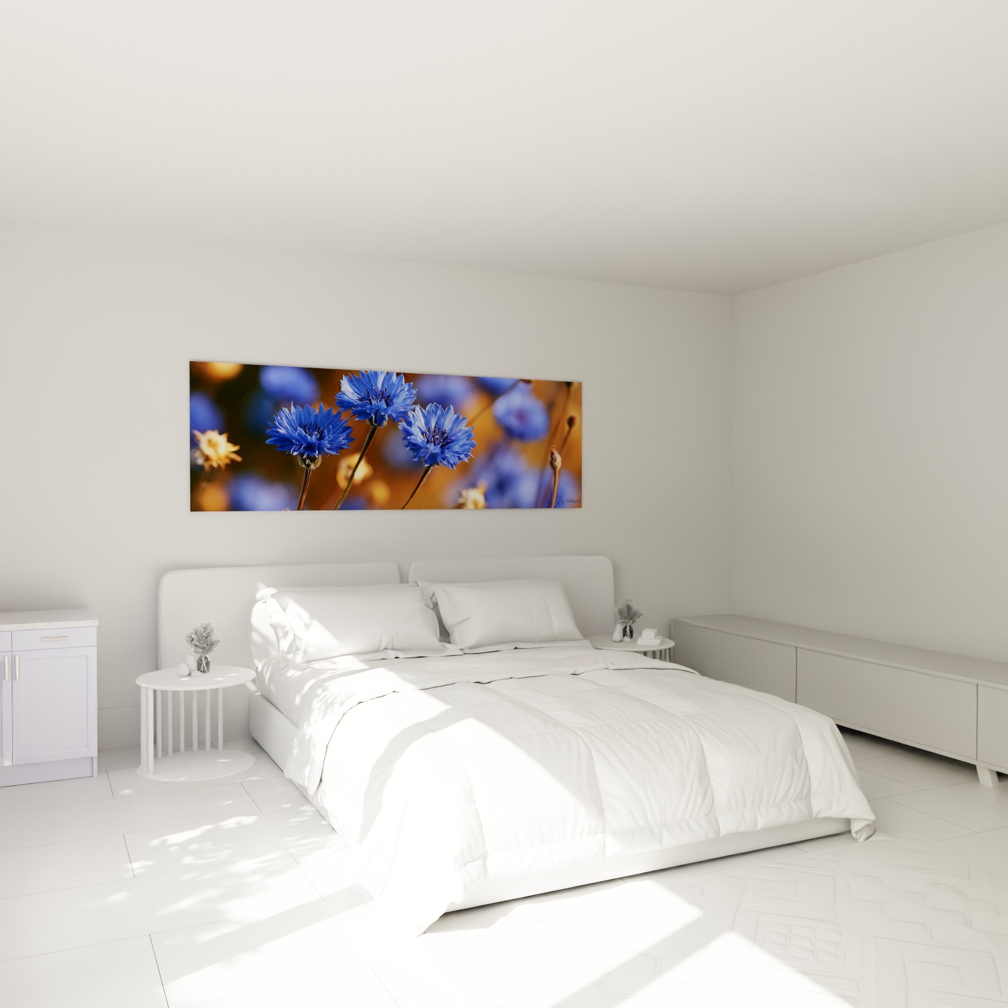 Fleurs de bleuet bleu vif et fond ambré accrochées au-dessus d'un lit dans une chambre claire