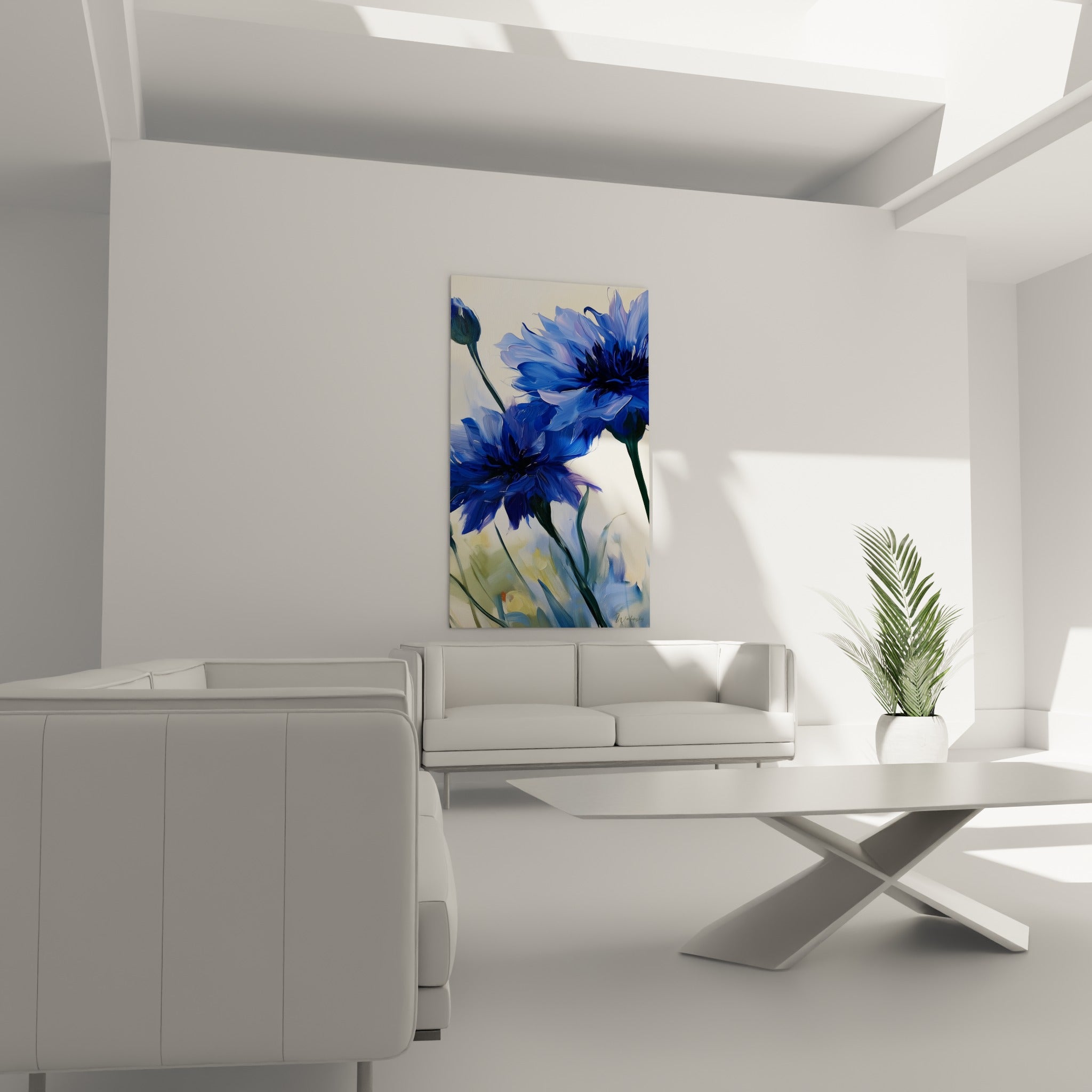Bleuets bleu marine et vert sombre en pleine floraison au-dessus d'un canapé dans un salon lumineux