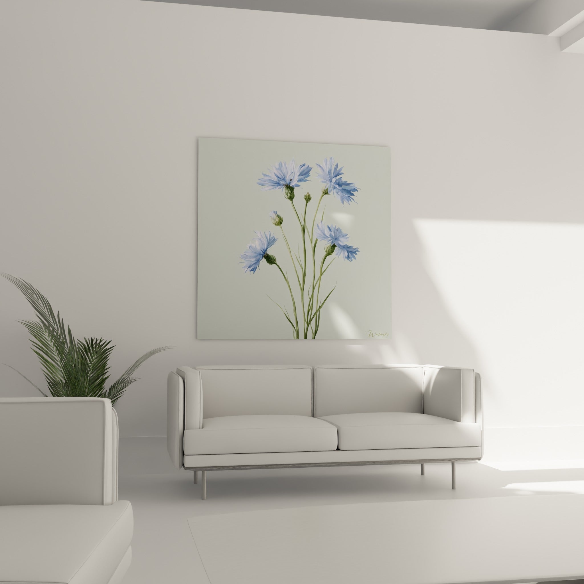Fleurs de bleuet bleu lavande et vertes disposées au-dessus d'un canapé dans un salon lumineux