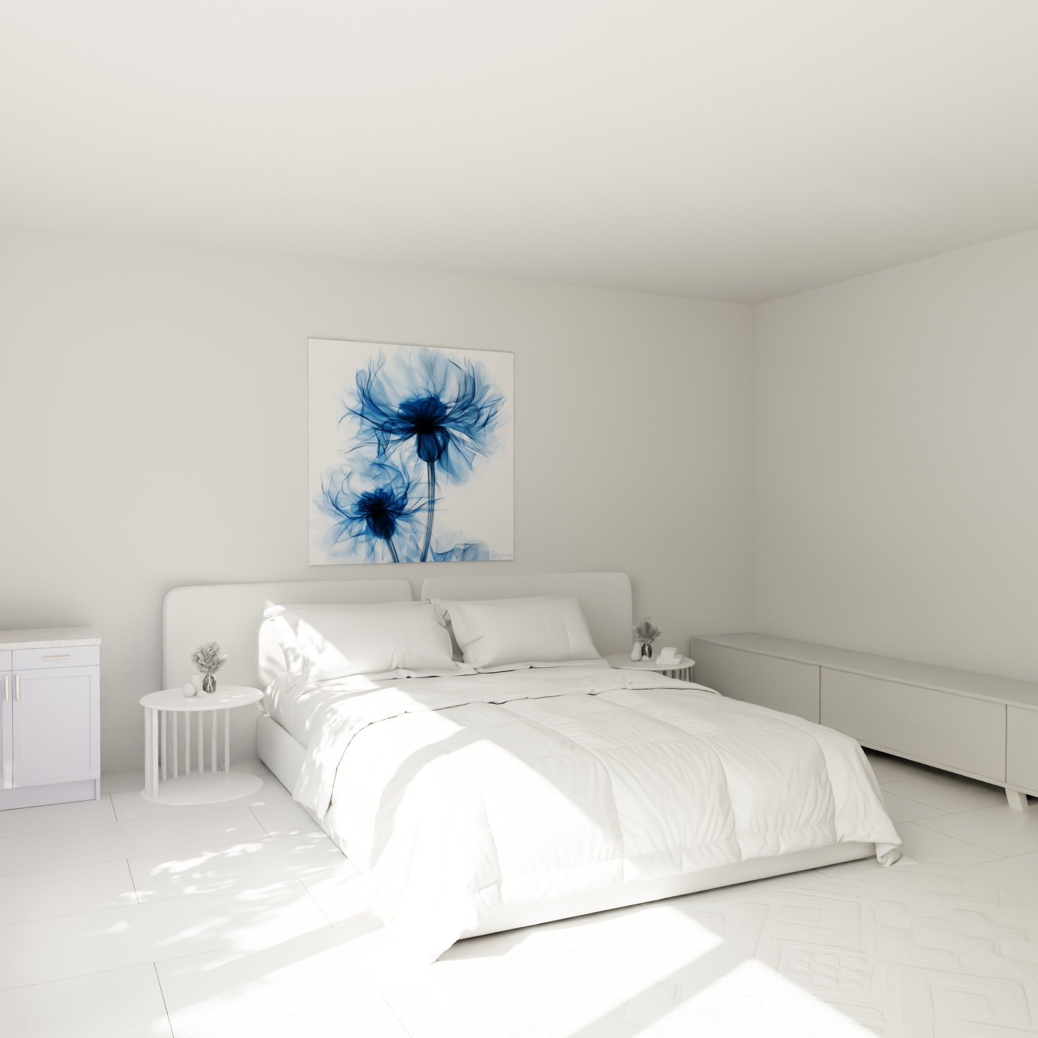 Fleurs bleuet translucides bleu marine et anthracite au-dessus d'un lit dans une chambre claire