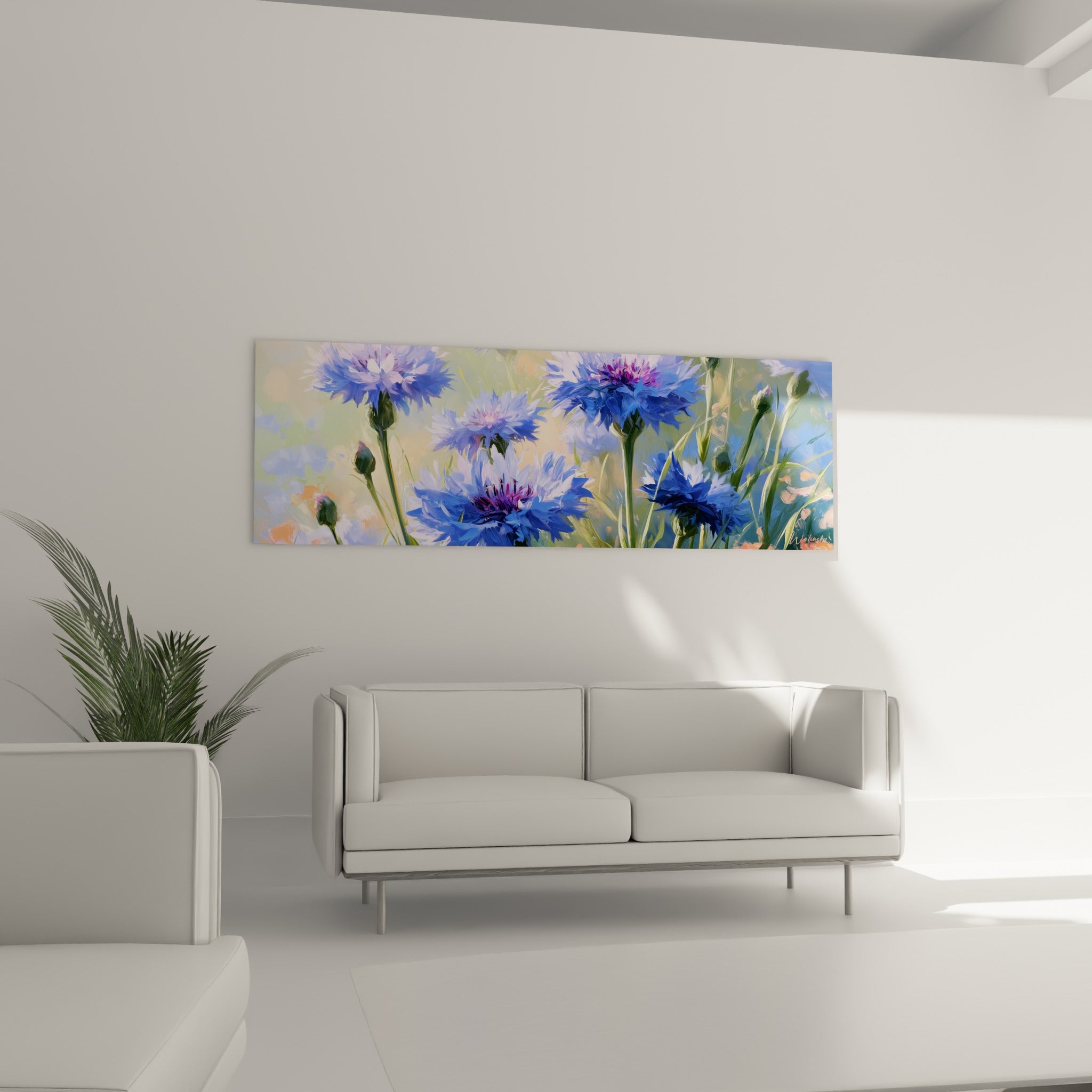 Corolles de bleuet bleu profond et pêche pastel, composition florale, au-dessus d'un canapé dans un salon lumineux